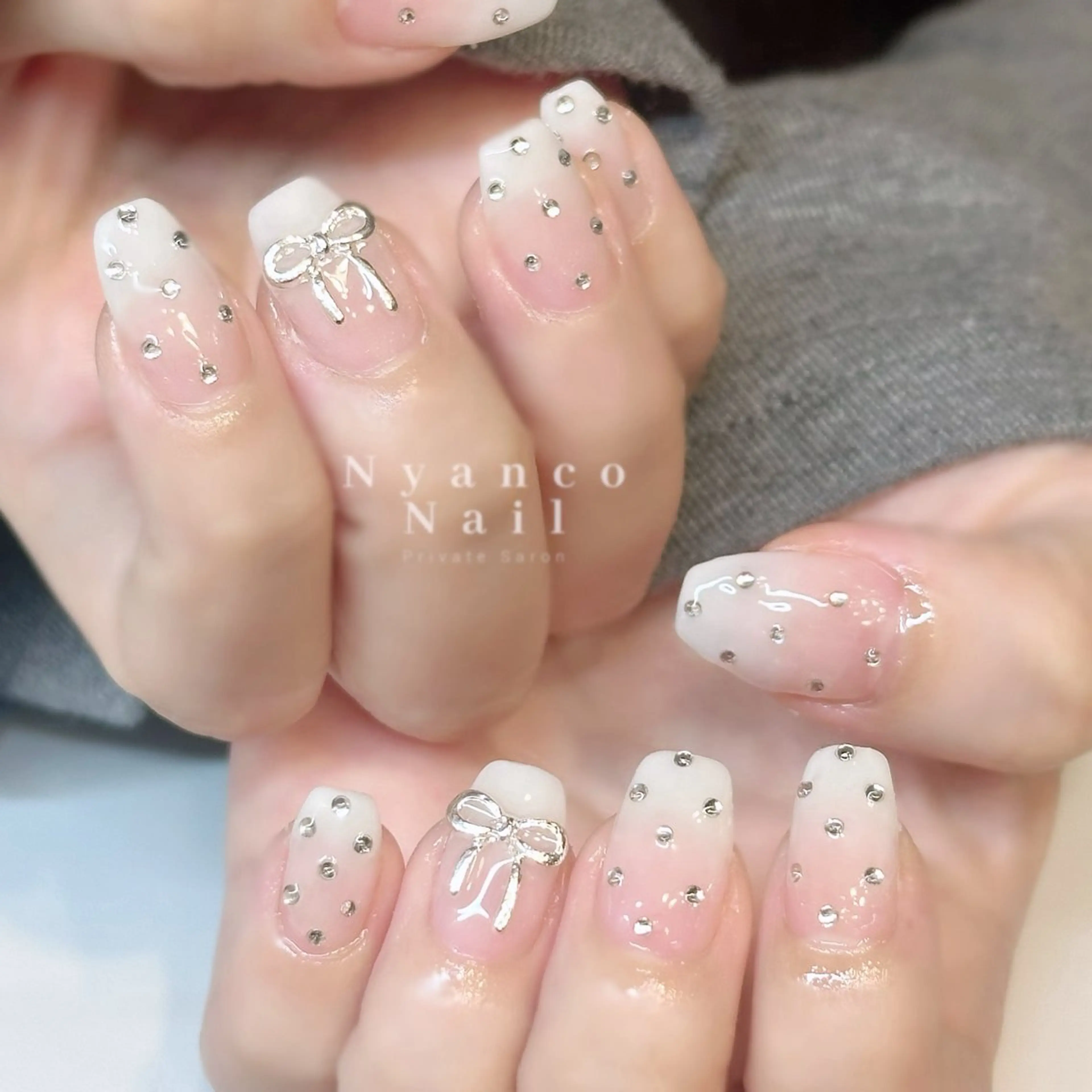 ネイル ドット ジェルネイル グラデーション リボン シルバー Nyanco Nailのネイルデザイン