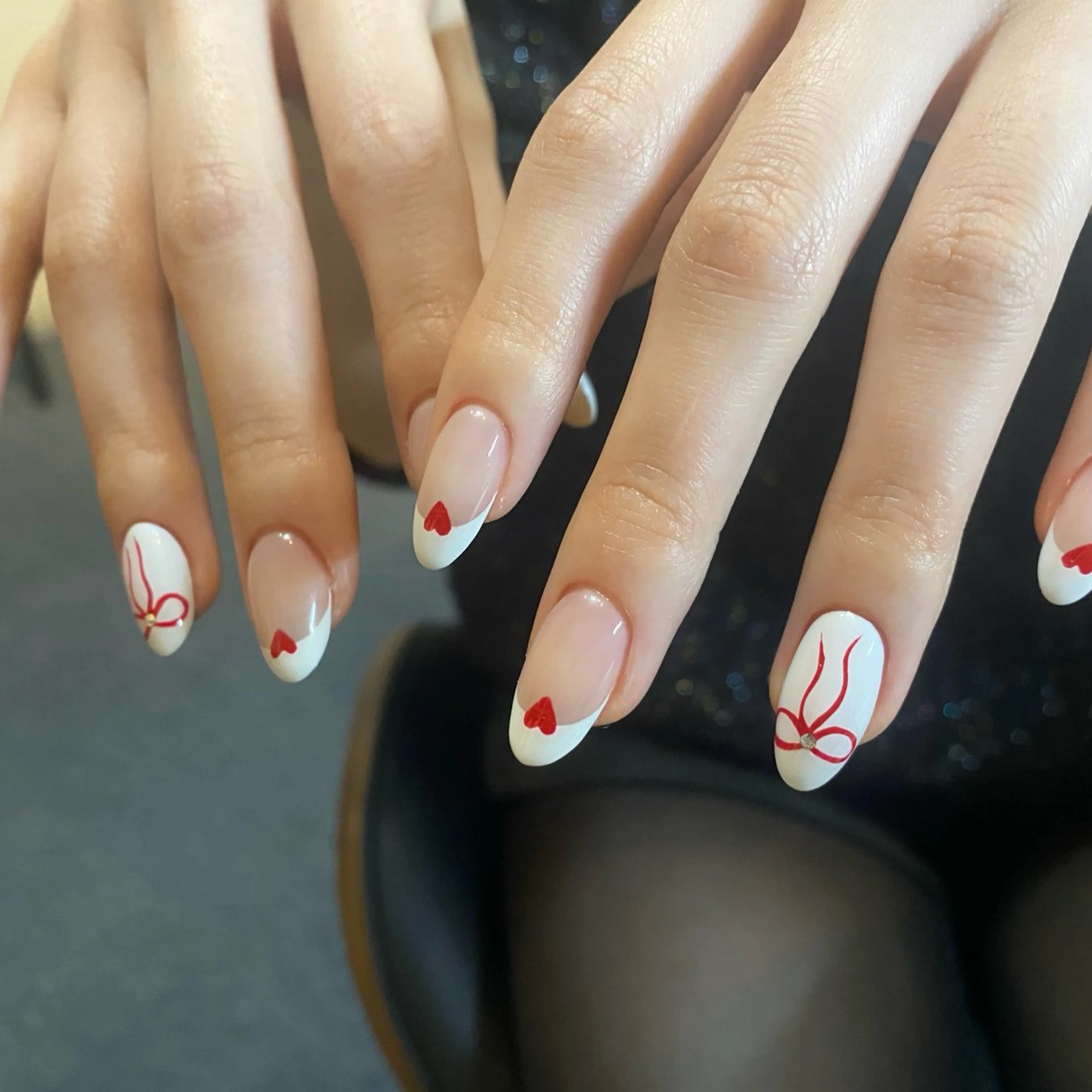 ネイル ハート 赤色 リボン ホワイト ハンドネイル ハンドケア 🎀NAIL🎀 AI🪄︎︎◝✩のネイルデザイン