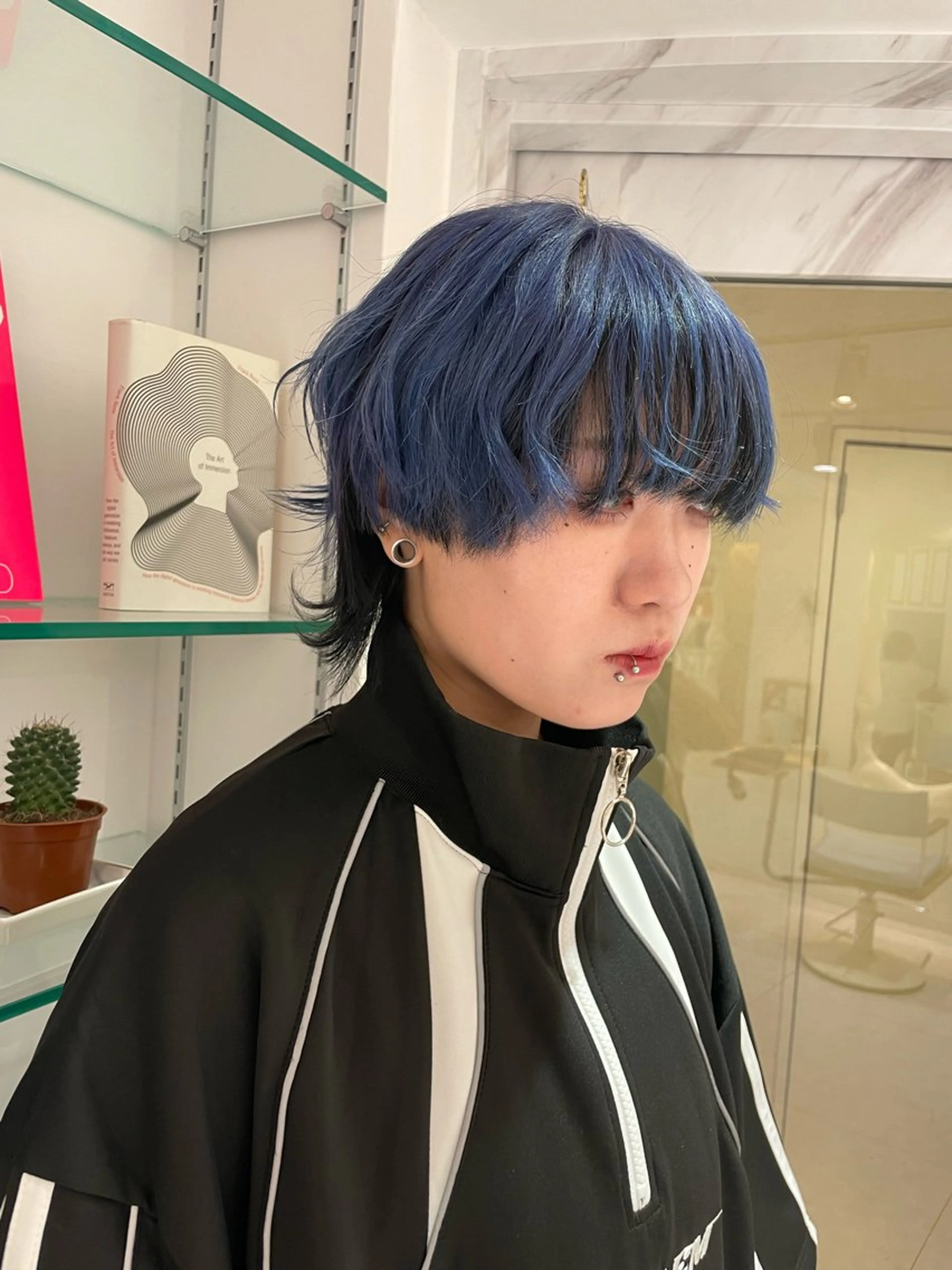 ショート カラー 黒髪 ブルーカラー カット ヘアカラー 佐藤 綾郁のヘアスタイル