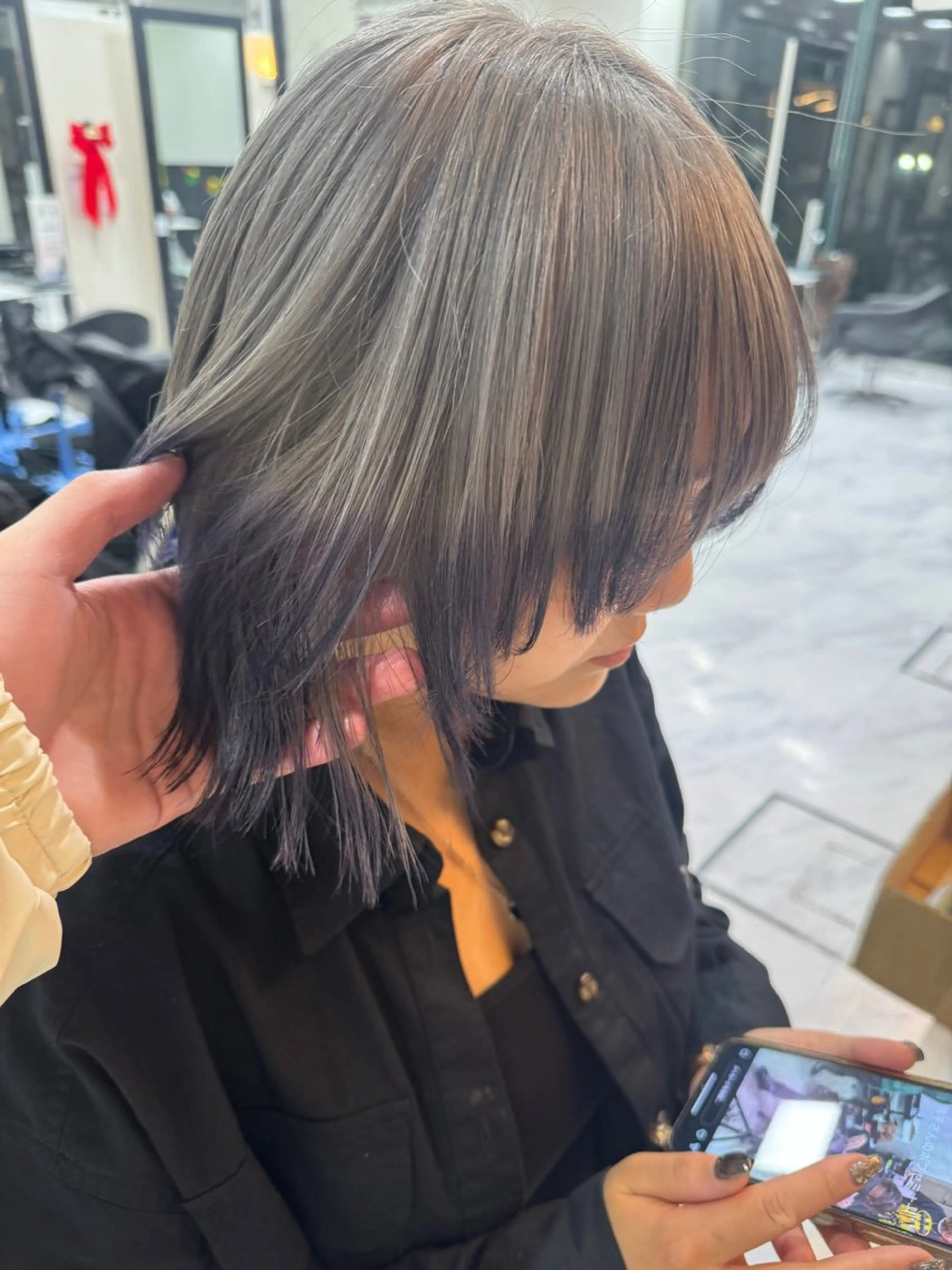 ミディアム カラー ヘアアレンジ 切りっぱなしボブ ブリーチ ディープラベンダー デザインカラー ダブルカラー カット ヘアカラー トリートメント 目黒 碧人のヘアスタイル