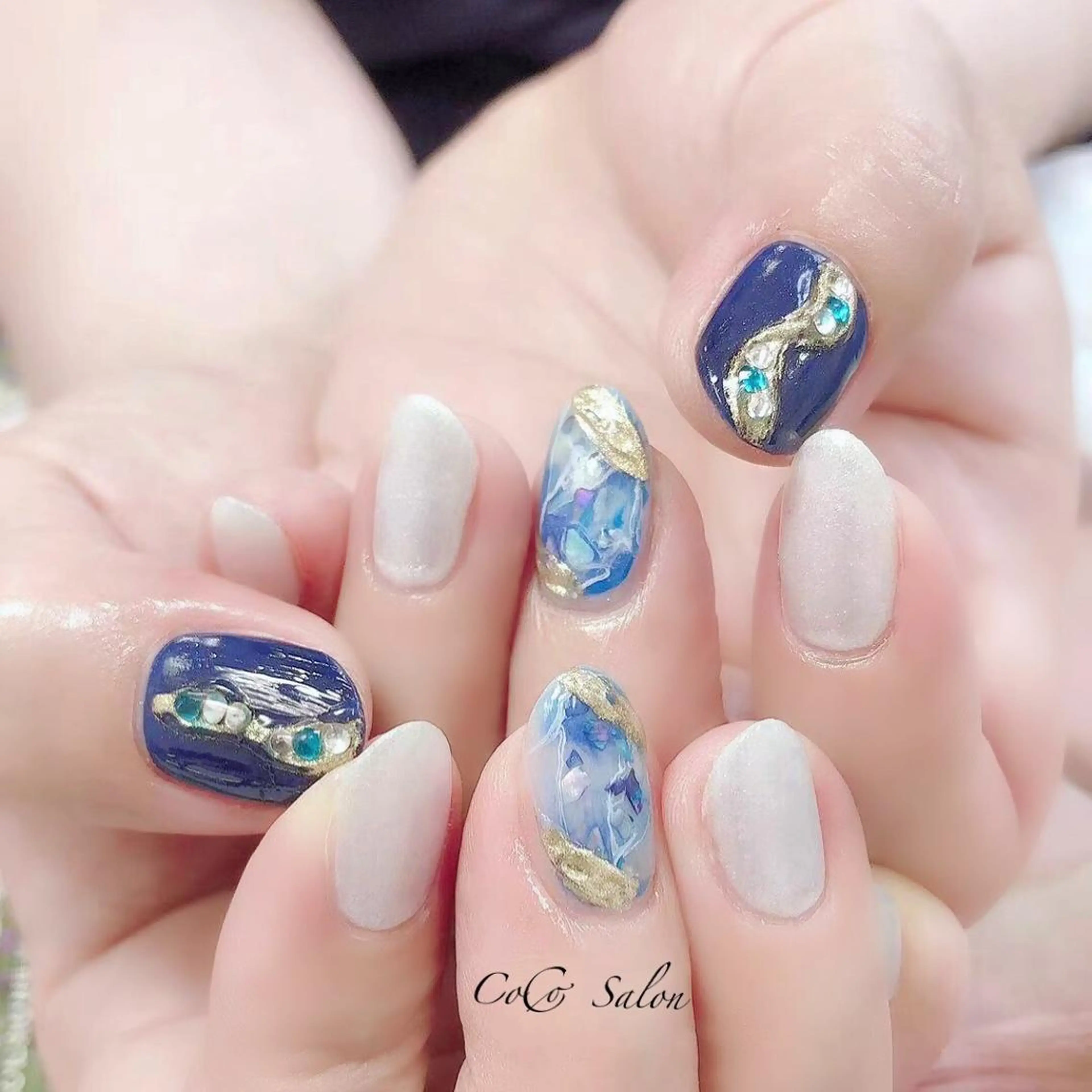 ネイル ミラーネイル ネイビー ニュアンスネイル ワンカラーネイル ホワイト CoCoSalon ネイル/まつ毛予約のネイルデザイン