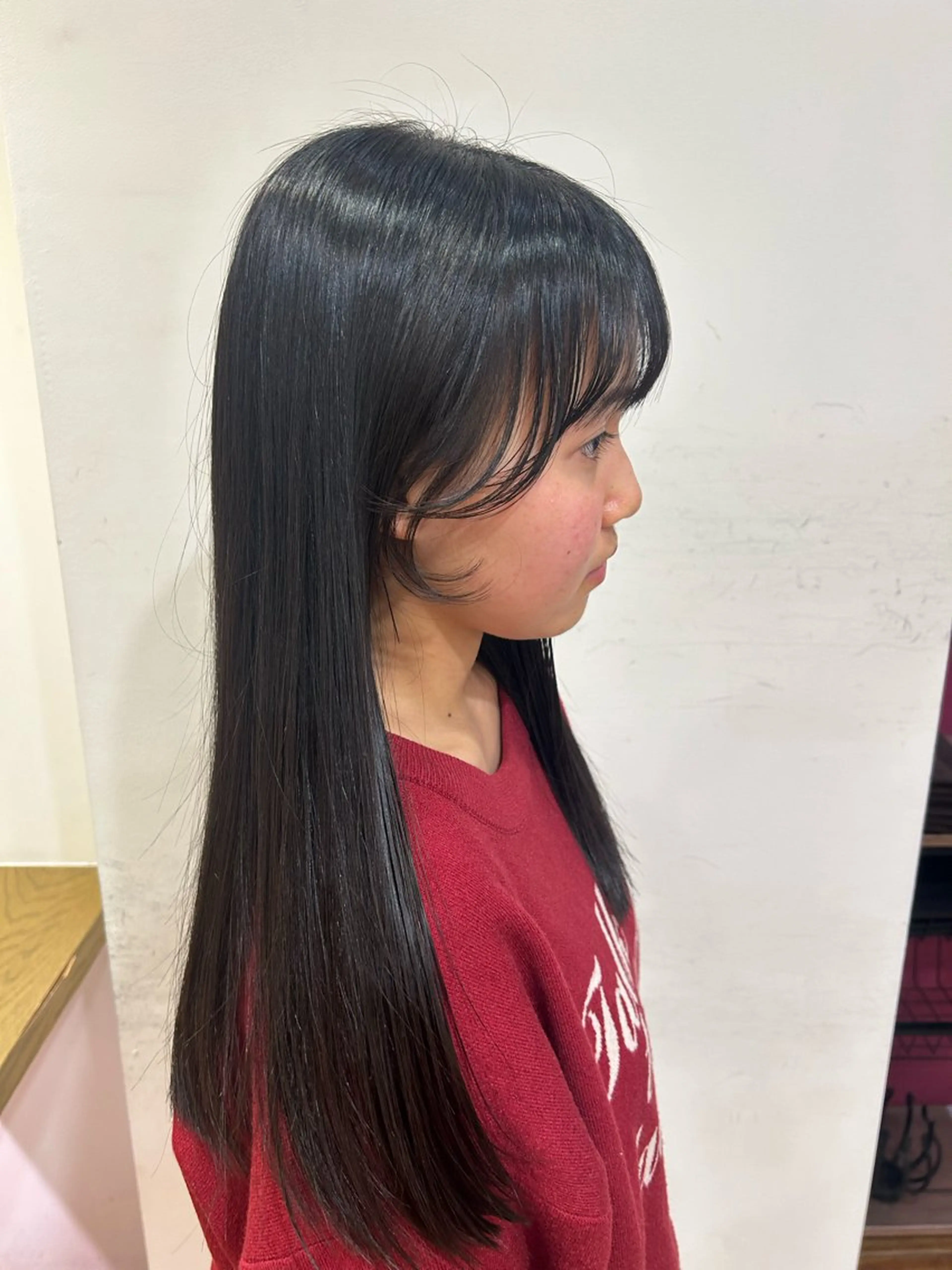 結んでかわいい顔周りのおくれ毛カットの写真