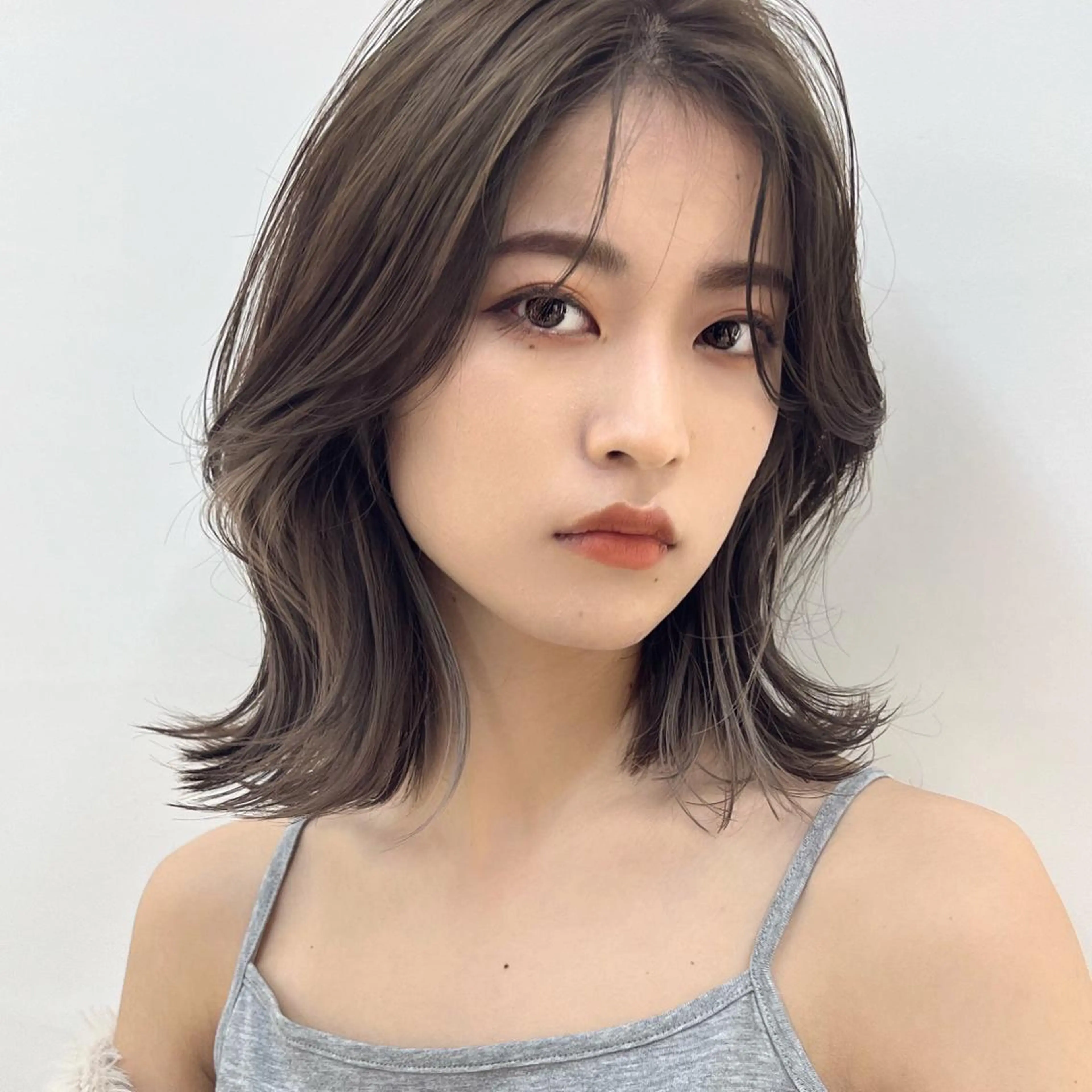 ミディアム カラー ブリーチ ボブ カット ヘアカラー トリートメント ニュアンスレイヤー ハイトーンカラーのヘアスタイル