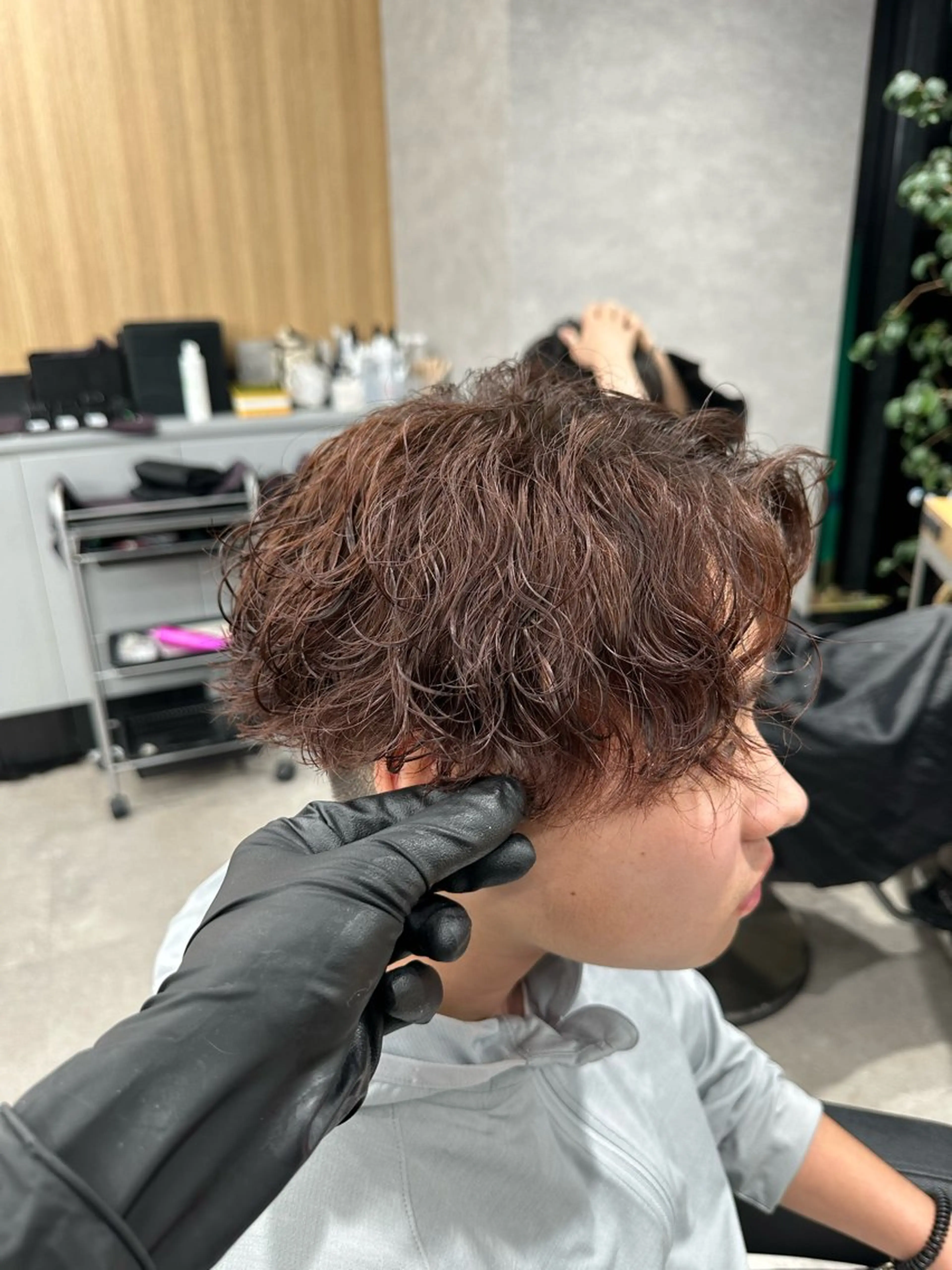 ショート カラー パーマ メンズ メンズパーマ 波巻きパーマ ブラウンカラー ピンクカラー ピンクブラウン カット パーマ パーマ指名No. 1 /サエキカズマのヘアスタイル