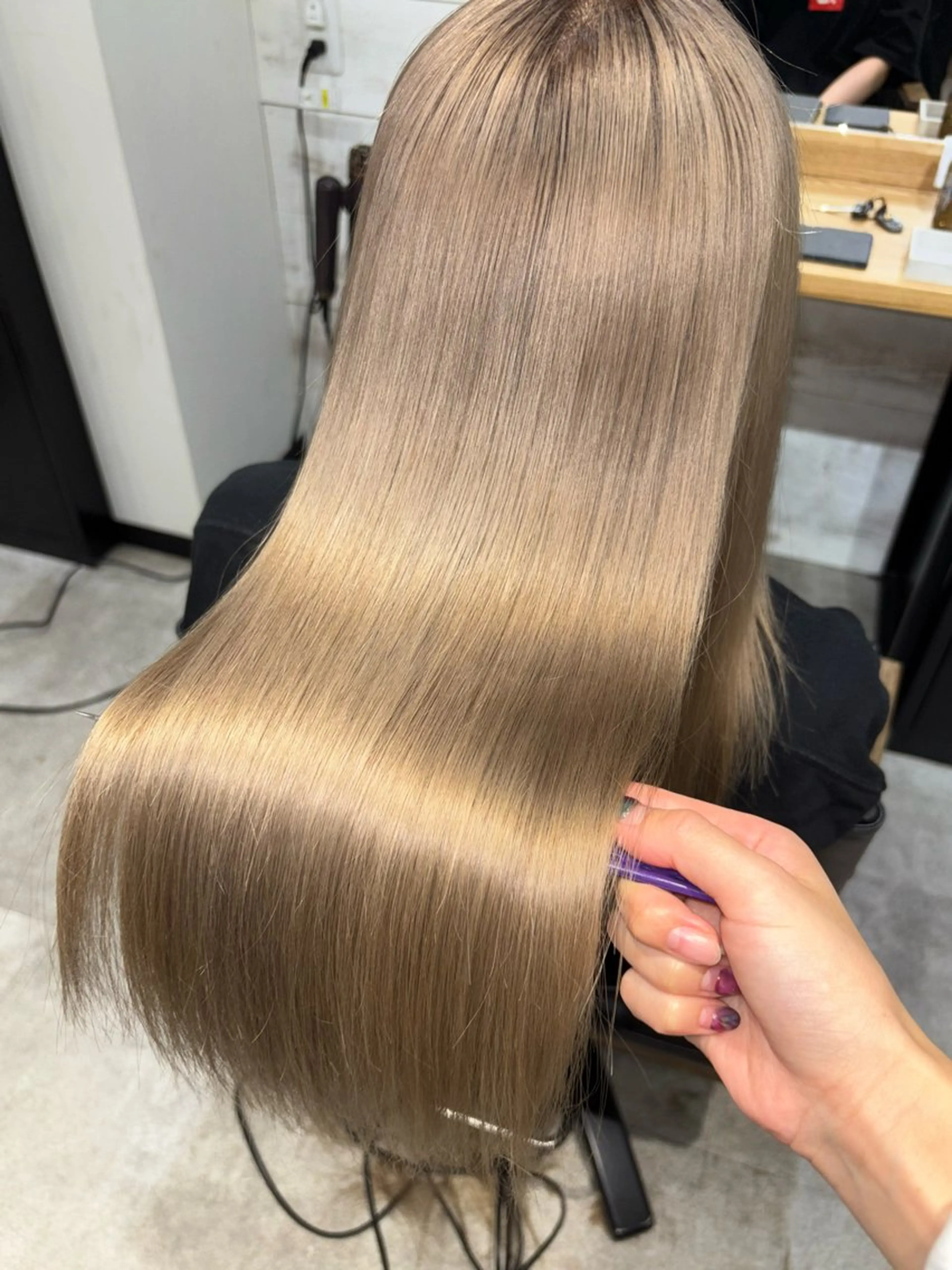 ロング カラー ベージュカラー ブリーチ ロング トリートメント カット ヘアカラー トリートメント LOG/所属・縮毛/ブリーチ/ メンズ/出口 紗依のヘアスタイル