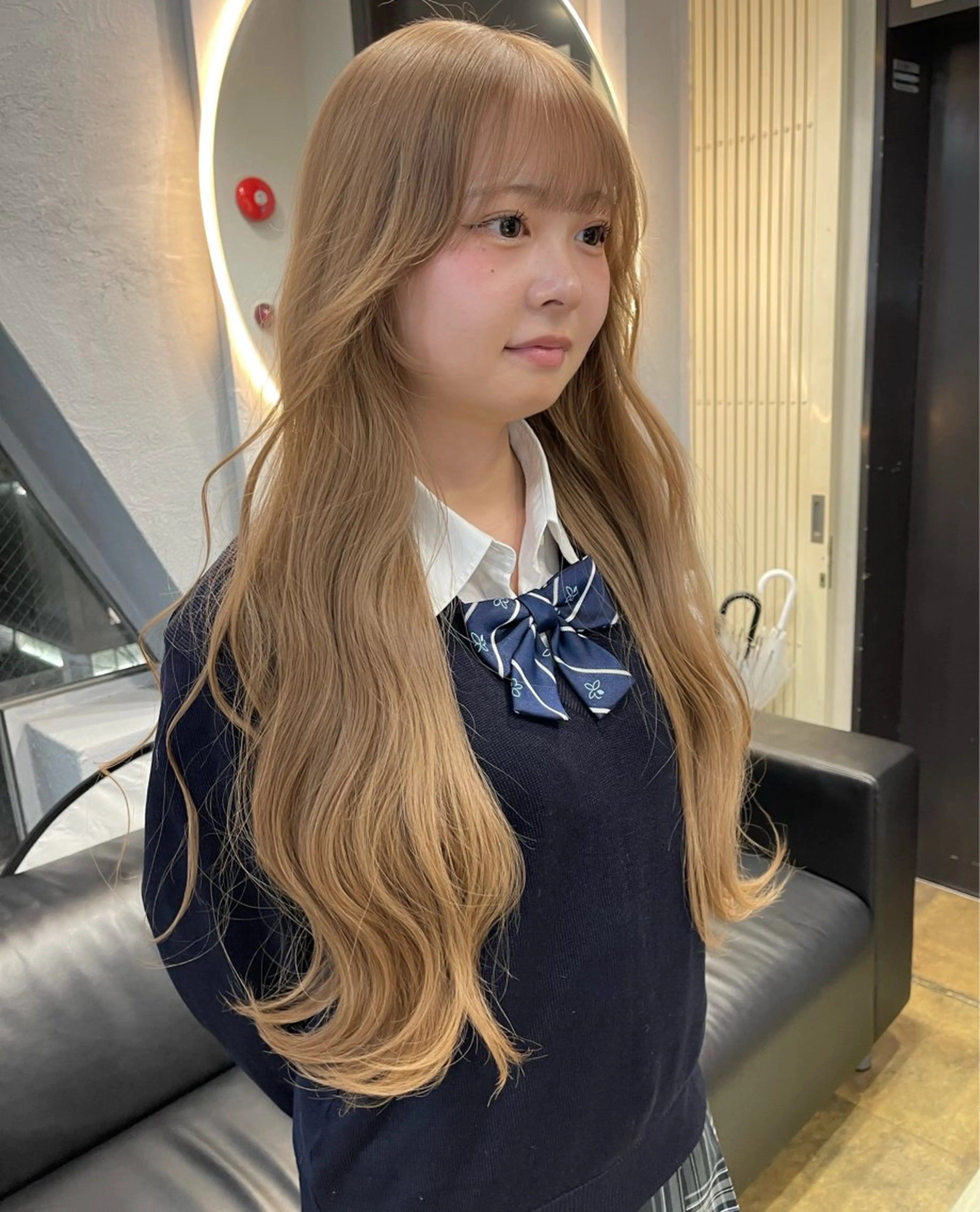 ロング カラー ベージュカラー ブリーチ ケアブリーチ デザインカラー ダブルカラー カット ヘアカラー トリートメント 宮崎　達也 ミルクティーベージュのヘアスタイル