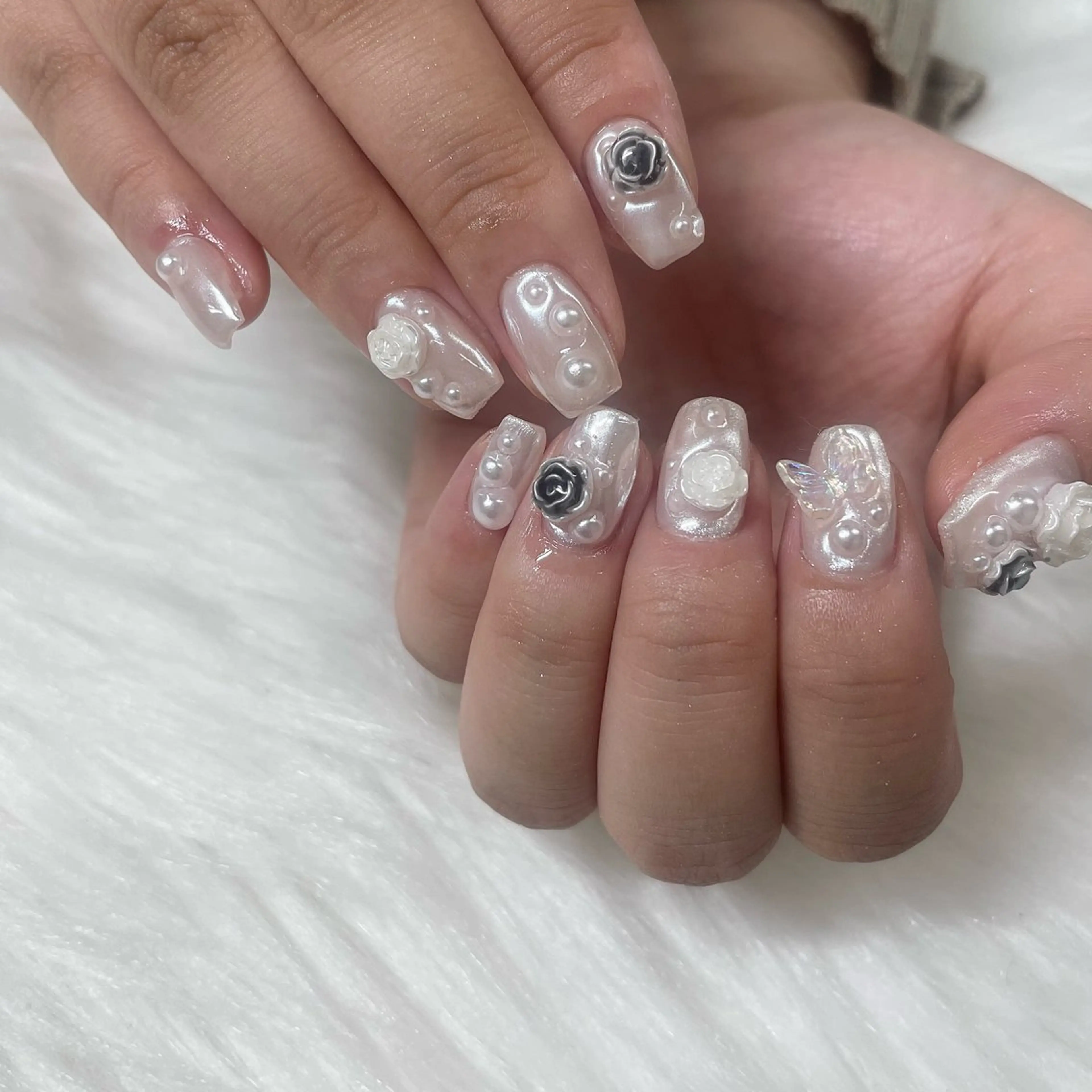 ネイル オーロラネイル ジェルネイル 韓国ネイル ホワイト ハンドネイル JFYnail所属・昭和町ネイル 𝘯𝘢𝘮𝘪のネイルデザイン