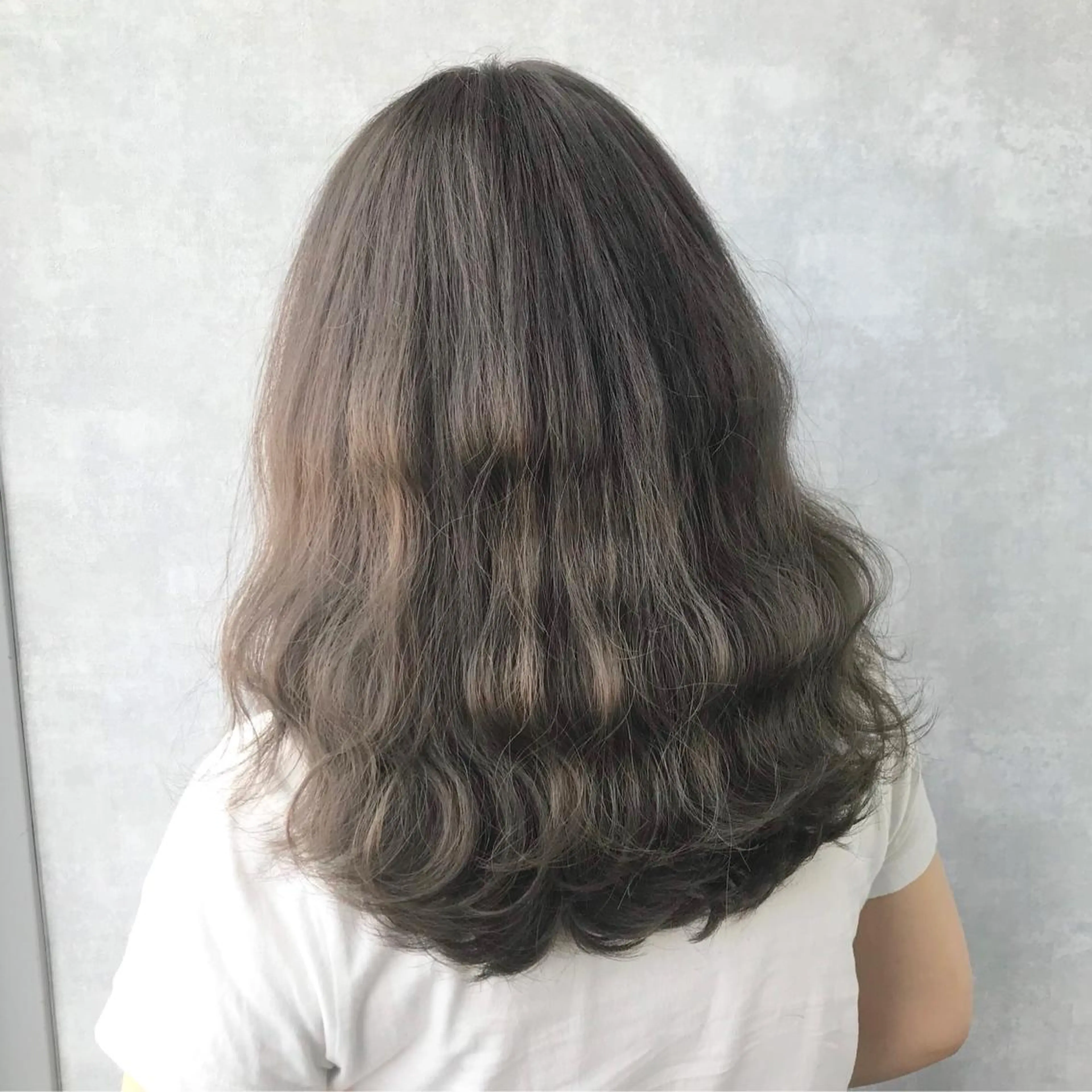 ミディアム カラー アッシュ アッシュグレー ベージュカラー ブリーチ タンバルモリ サロウィン所属・K-POP好き美容師 🇰🇷Kai.Yのヘアスタイル