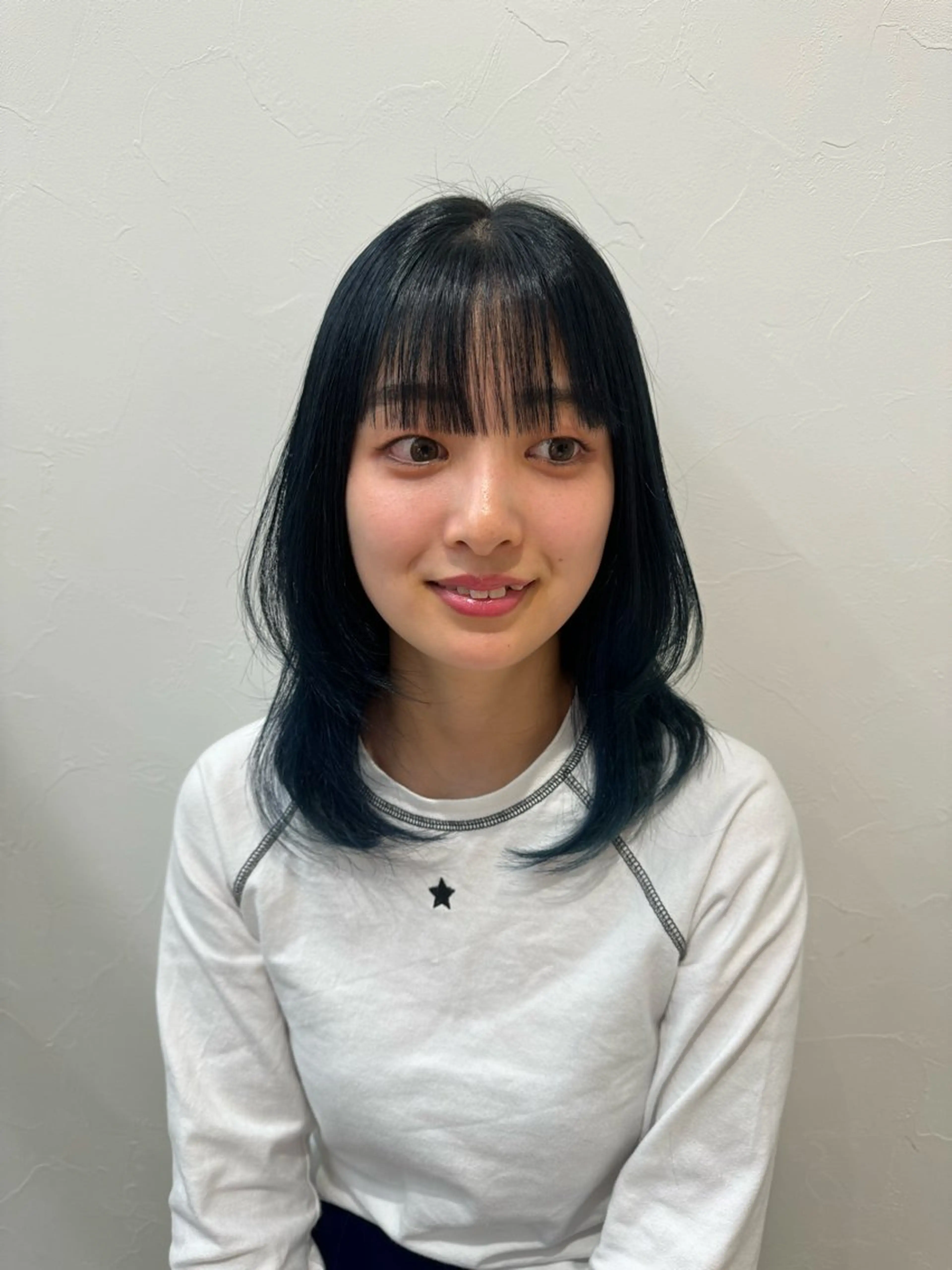 ミディアム カラー ブルーカラー 髪質改善 レイヤーカット トリートメント 髪質改善×艶カラー Haruのヘアスタイル