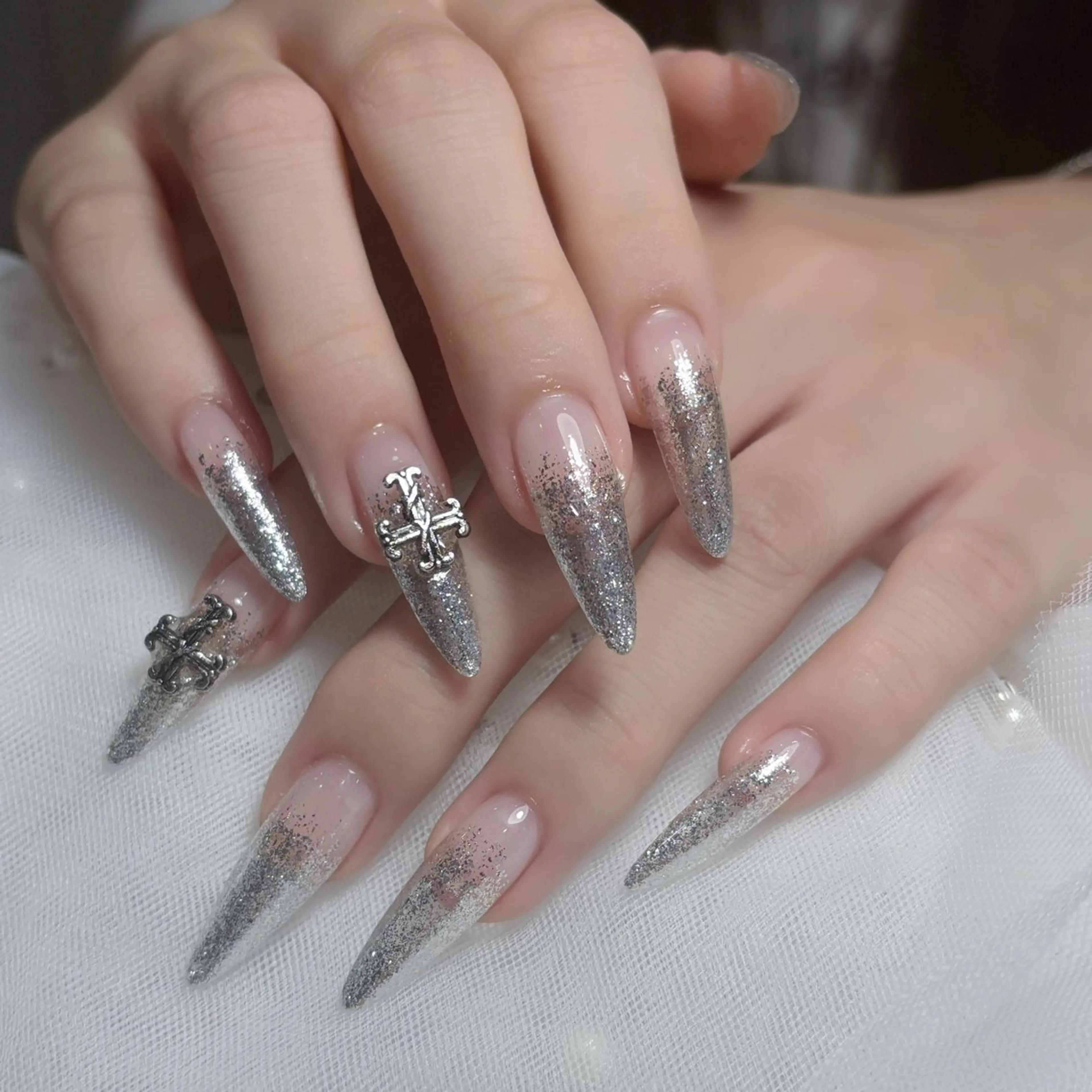 ネイル キラキラネイル シンプルネイル 春ネイル ワンホンネイル 冬ネイル ハンドネイル sora Nailのネイルデザイン