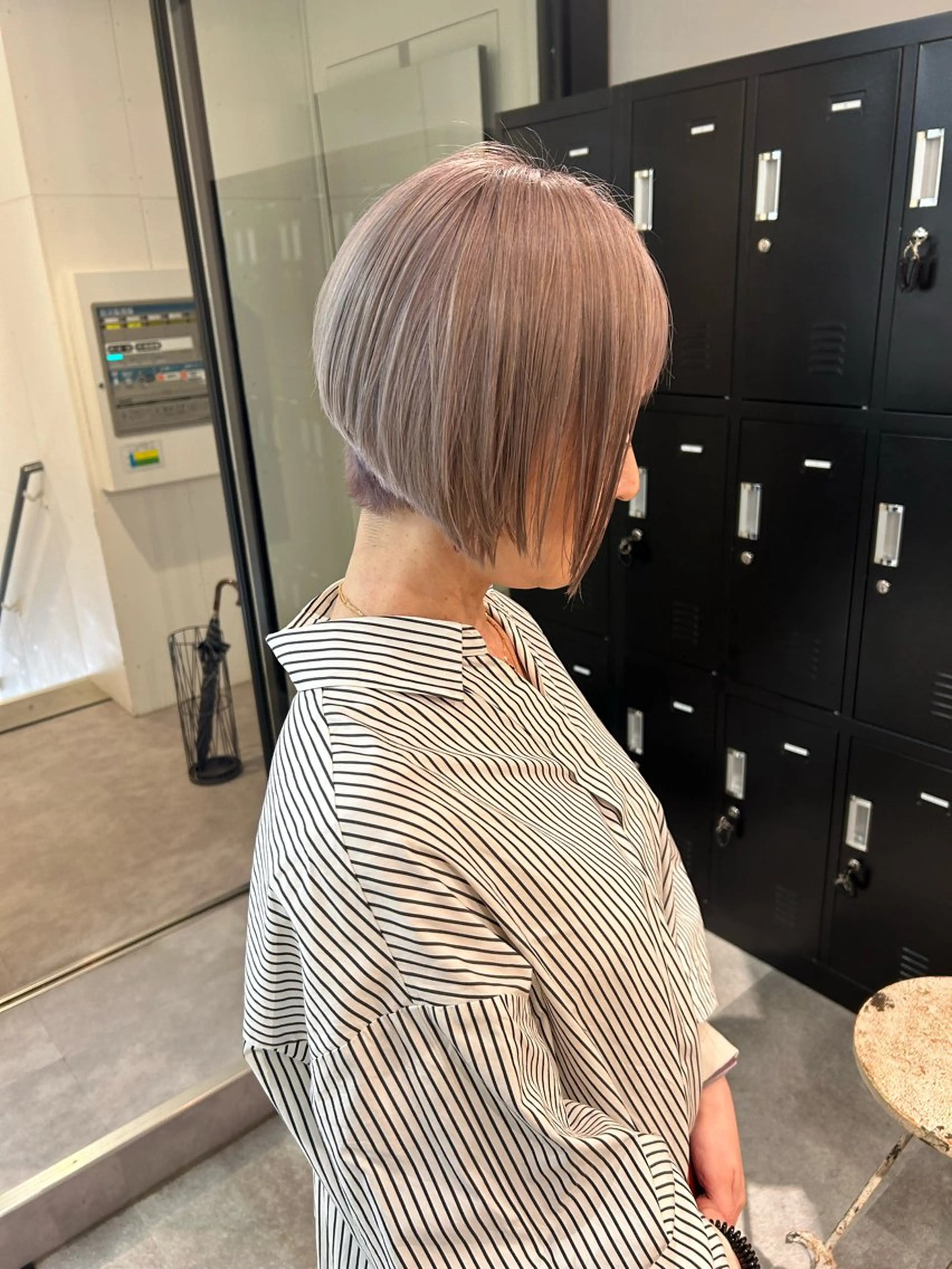 ショート カラー グレージュ シルバー シルバーグレージュ ヘアカラー トリートメント AILEE所属・ウルフカット レイヤーカット上柿のヘアスタイル