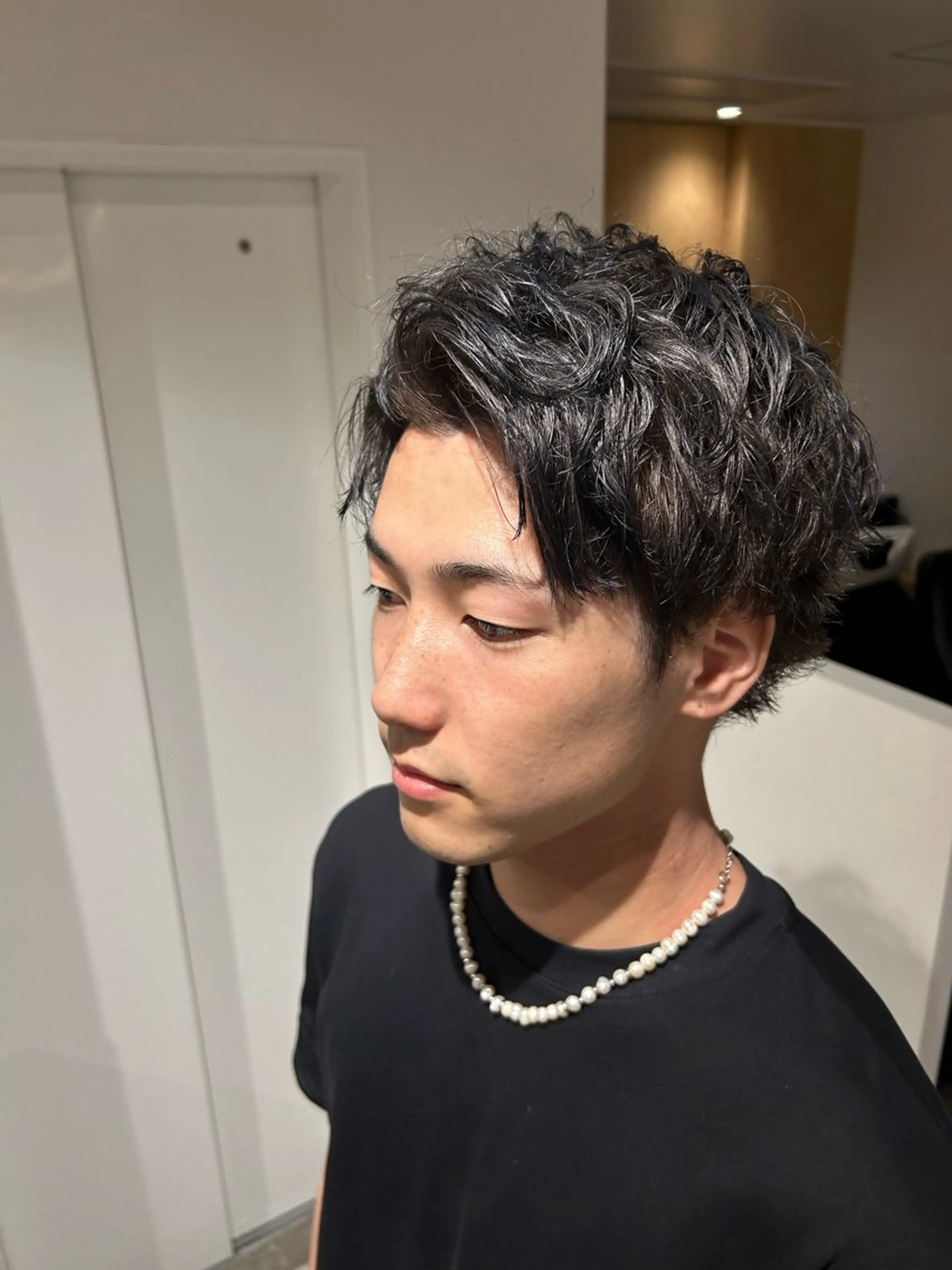 カラー メンズ ダークシルバー シルバー ヘアカラー three.北浜所属・前竹 那生のヘアスタイル