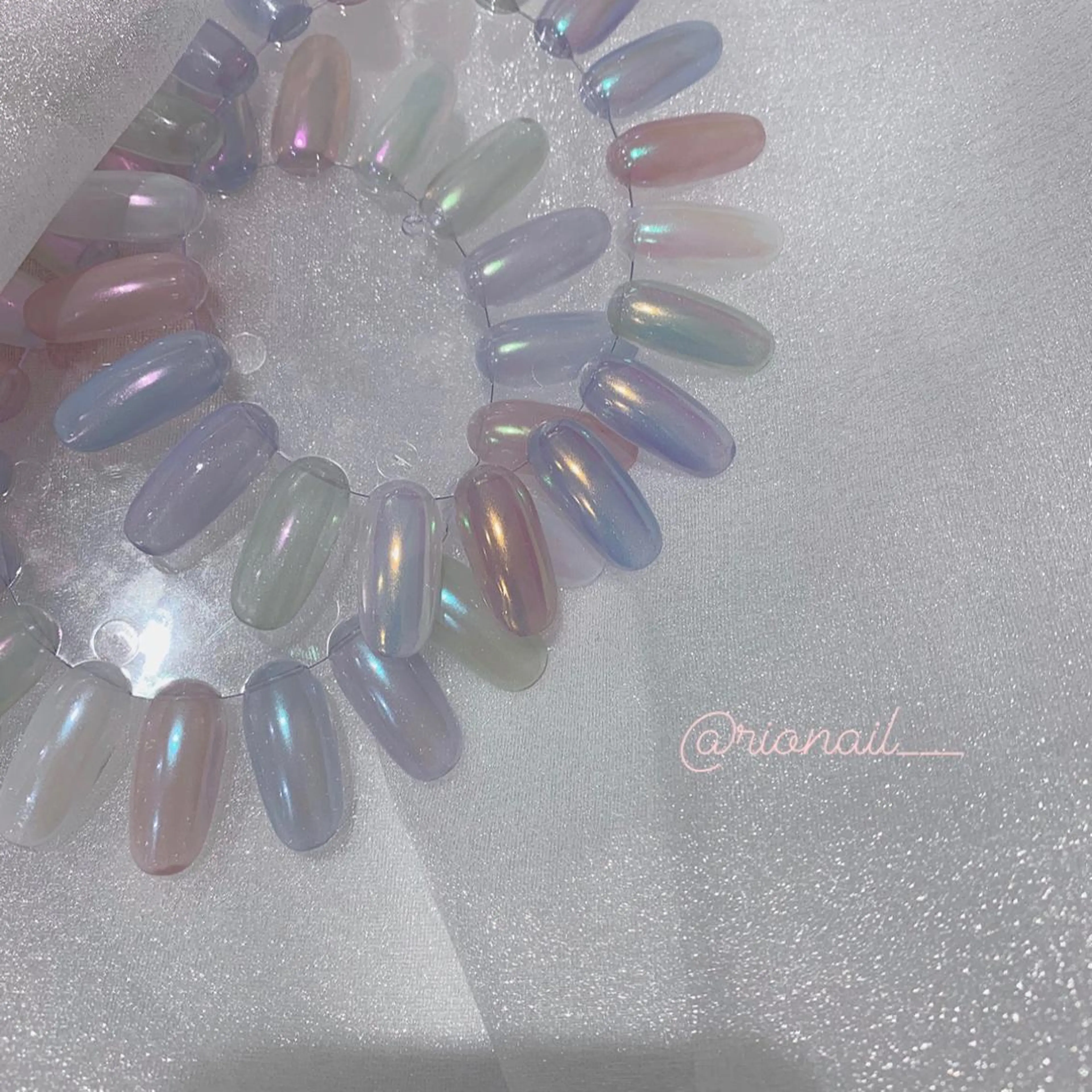 ネイル オーロラネイル 𝘙𝘪𝘰𝘯𝘢 ...🕯🤍のネイルデザイン