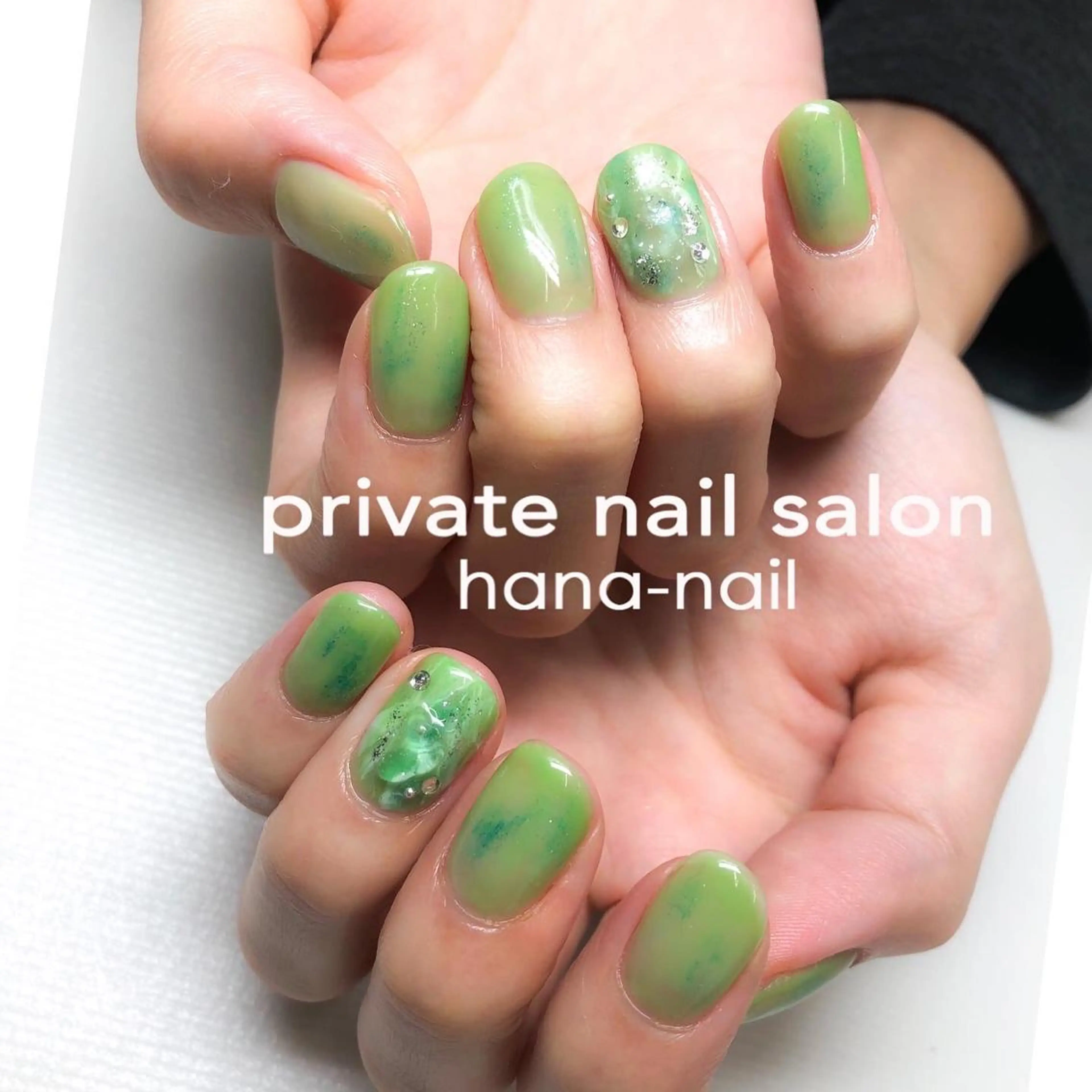 ネイル グリーン 春ネイル ストーンネイル Kao hana-nailのネイルデザイン