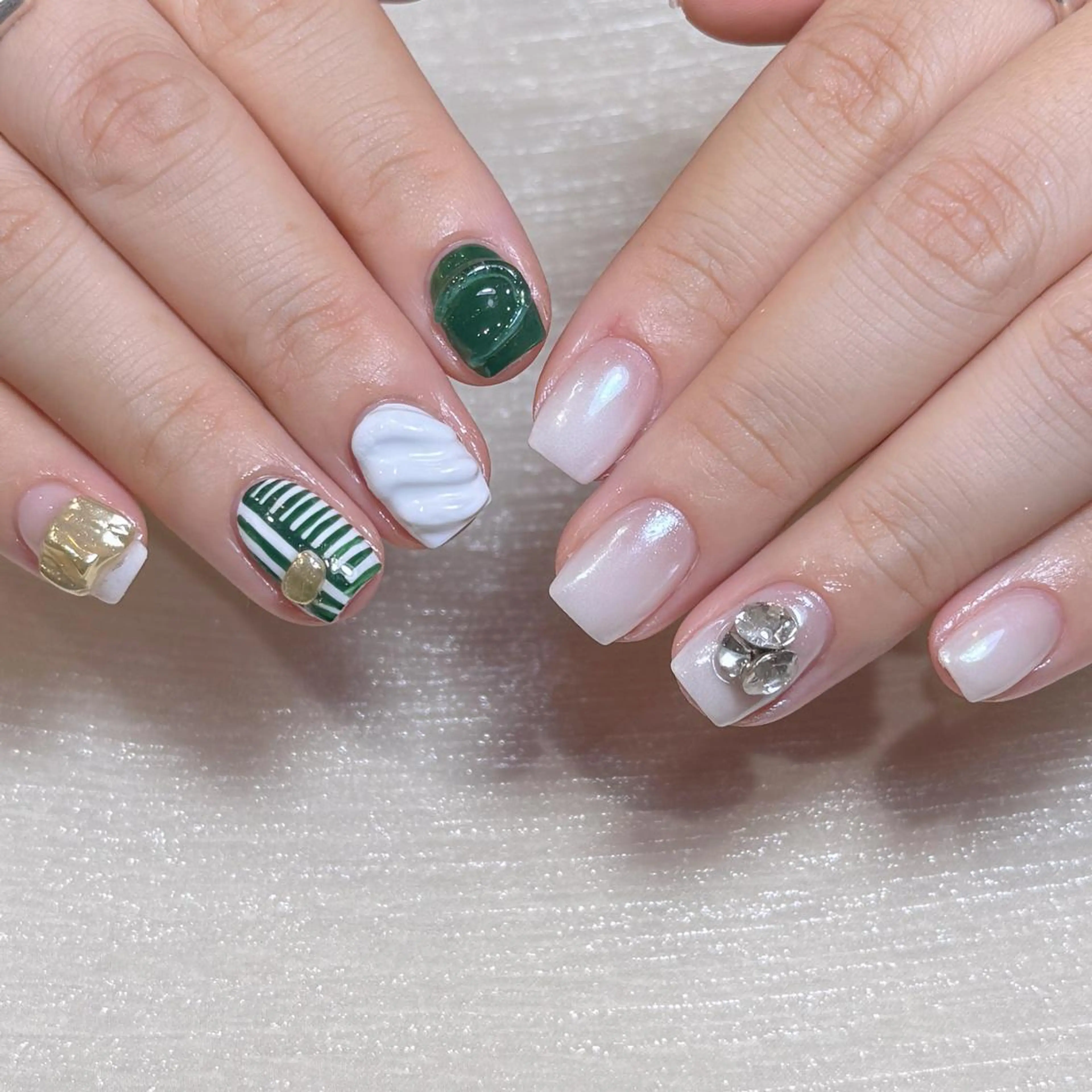 ネイル アートネイル オーロラネイル ガーリー キラキラネイル 韓国ネイル DEMAIN- 🌸のネイルデザイン