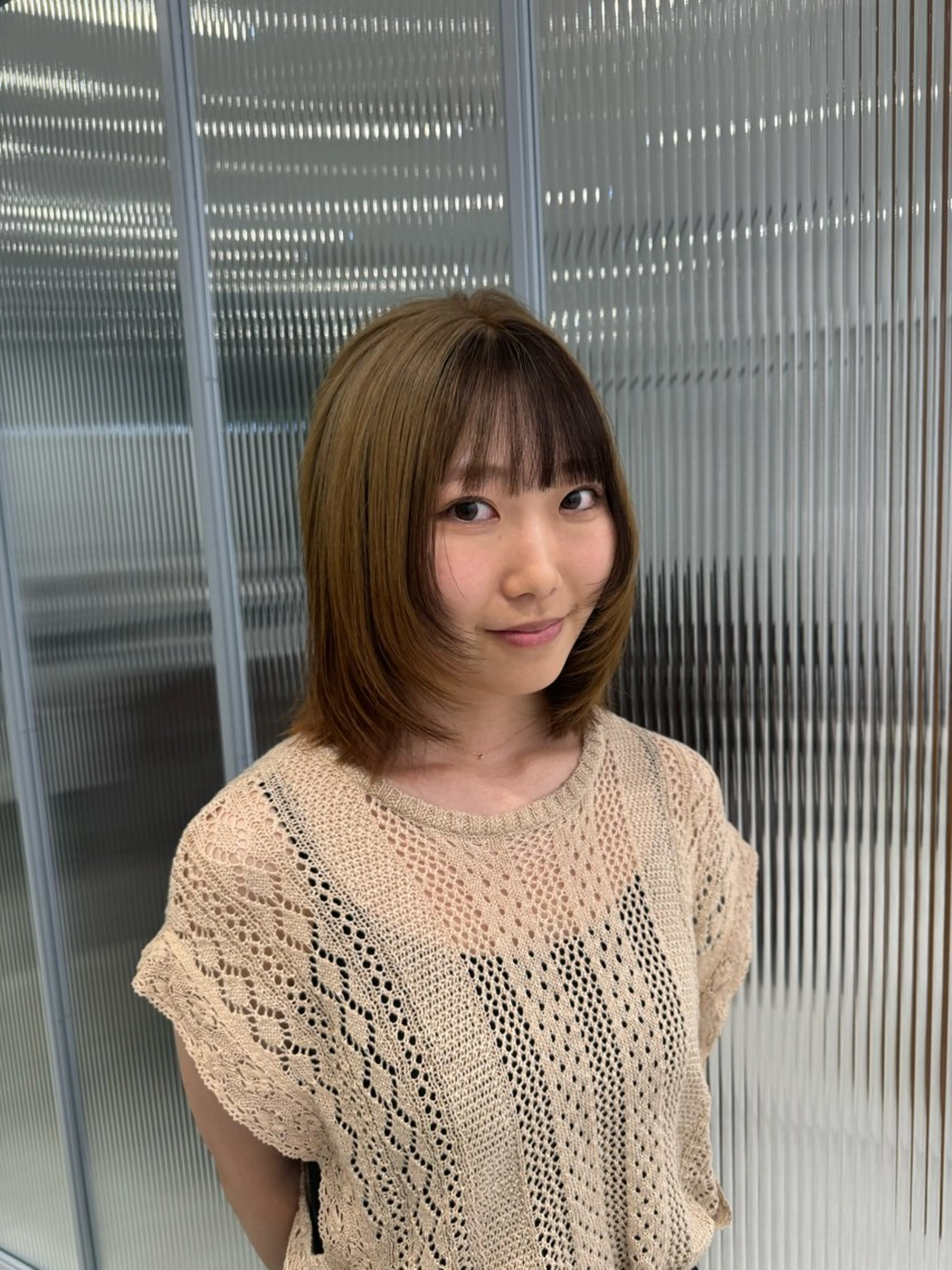 セミロング カラー デザインカラー ボブ 顔まわりレイヤー 顔周りカット レイヤーカット カット ヘアカラー ブリーチなし 寒色カラーのヘアスタイル