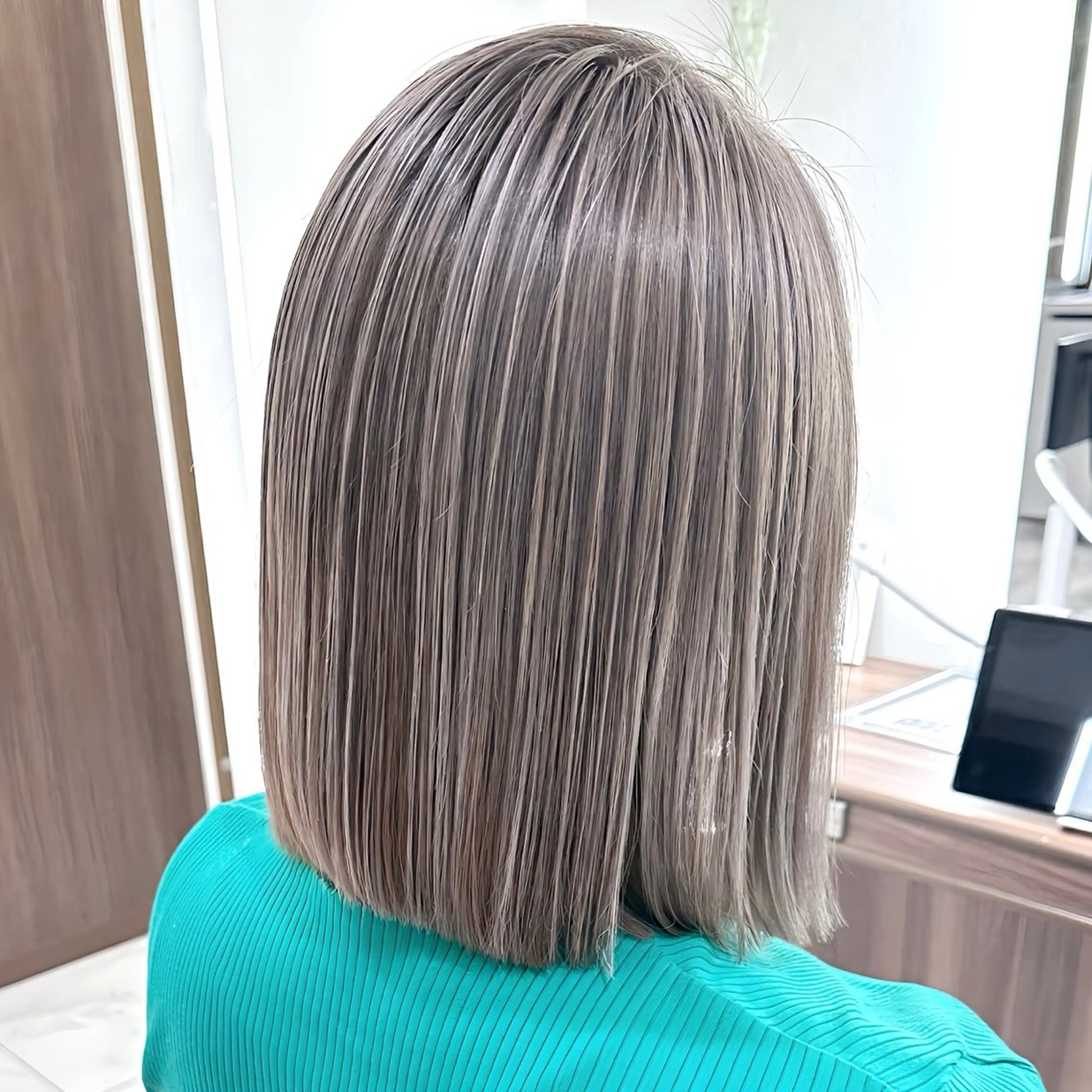 ショート カラー バレイヤージュ ベージュカラー グレージュ ハイライトカラー ミルクティーベージュ ヘアカラー トリートメント 澤田 隆誠のヘアスタイル