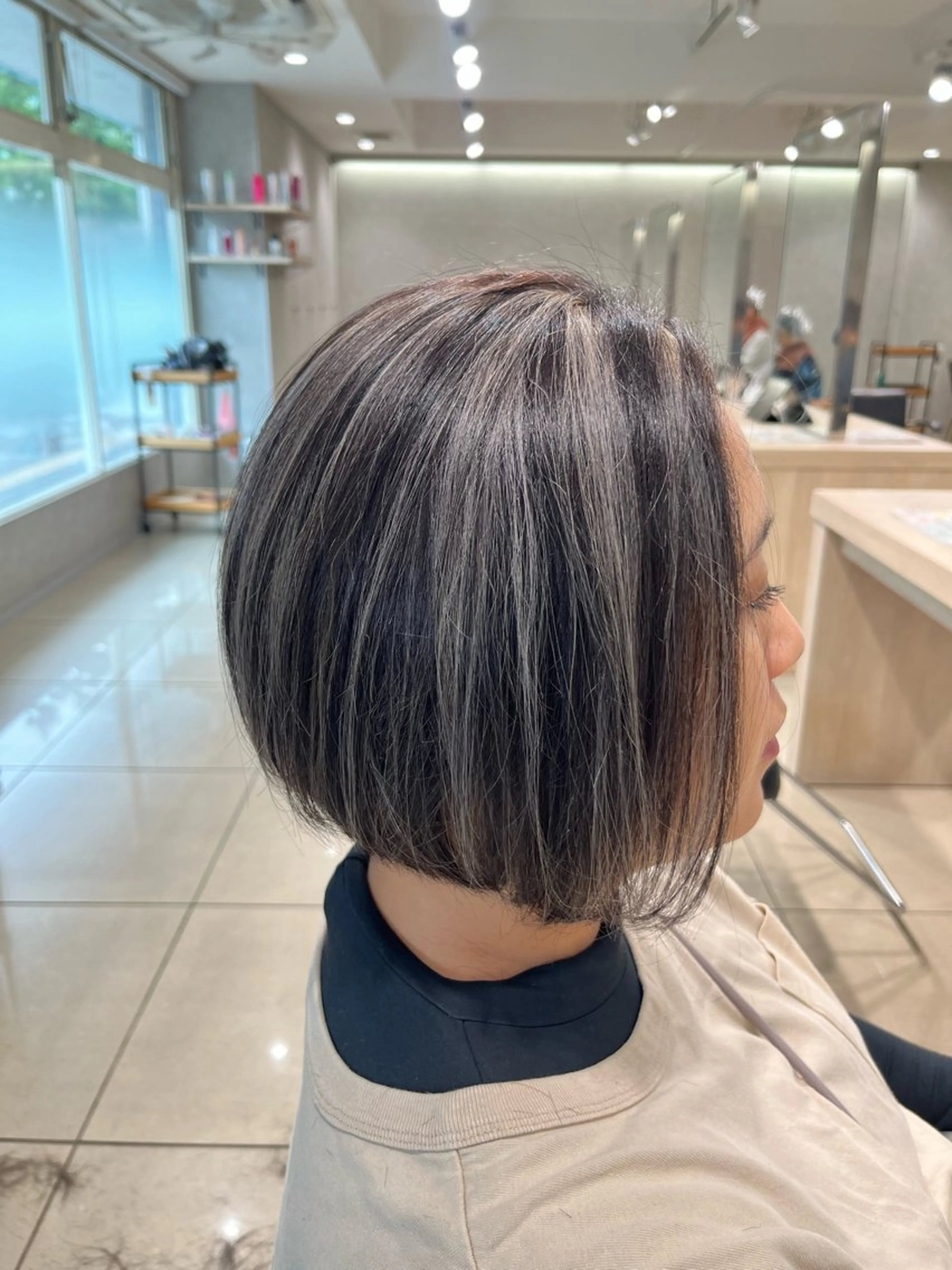 ミディアム カラー ベージュカラー 透明感カラー ハイライトカラー シルバー シルバーベージュ カット ヘアカラー 巖本 真希のヘアスタイル