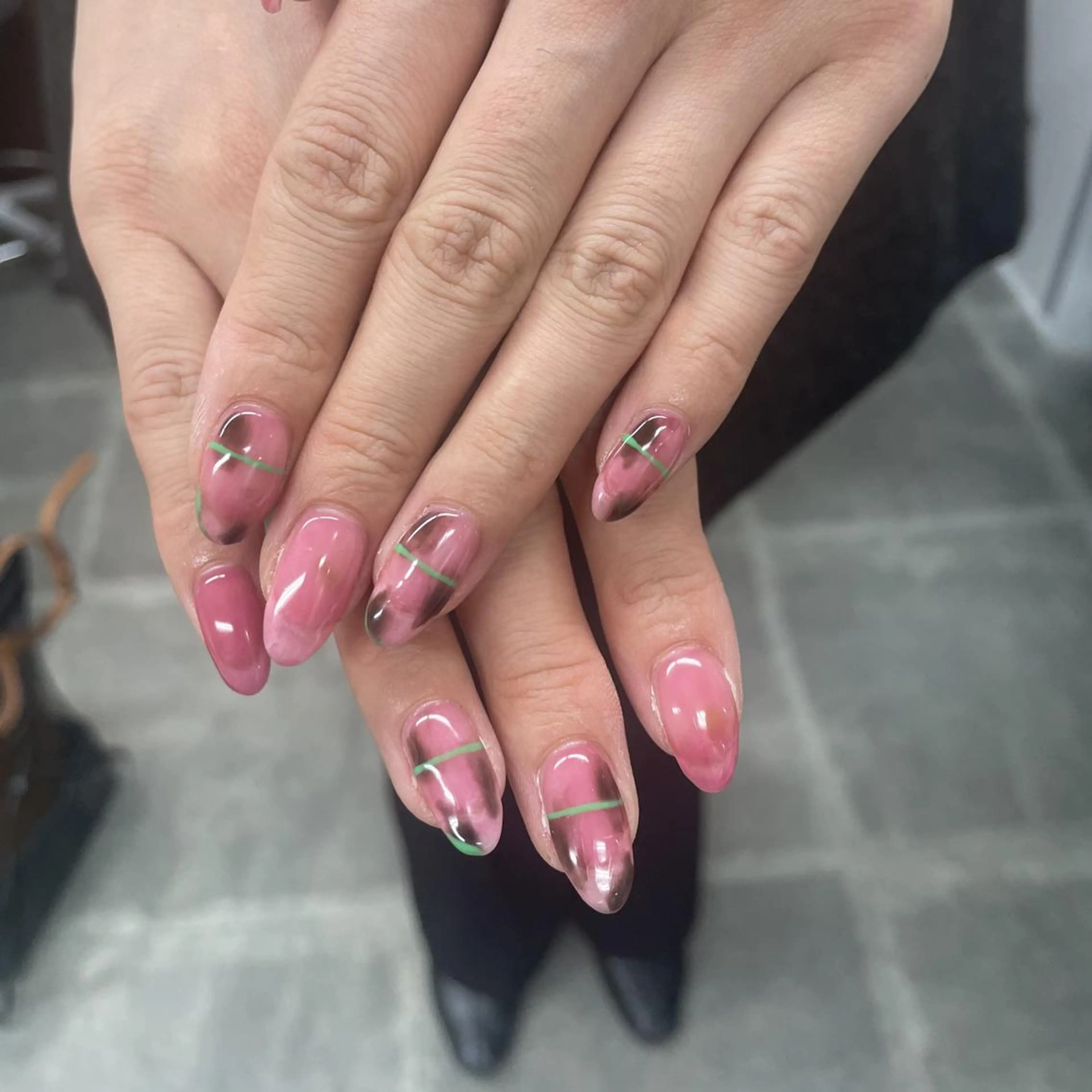 ネイル アートネイル べっ甲ネイル ジェルネイル グリーン キラキラネイル nailstudio eviz新宿店のネイルデザイン