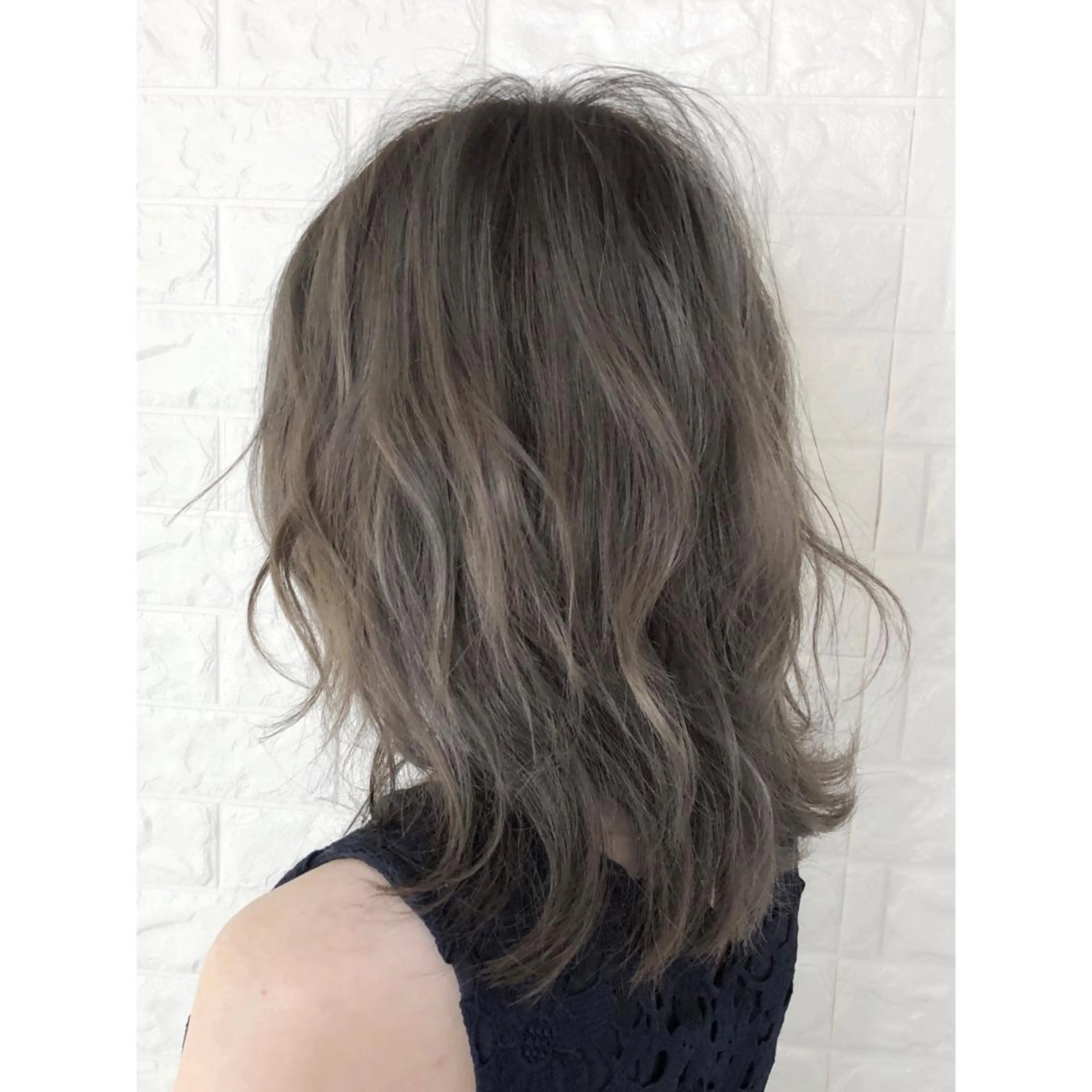 ミディアム カラー グレージュ ハイライトカラー ハイトーンカラー ハイトーングレージュ イルミナカラー カット ヘアカラー パーマ トリートメント ヘッドスパ KIZU 髪質改善 オカルト怪談のヘアスタイル