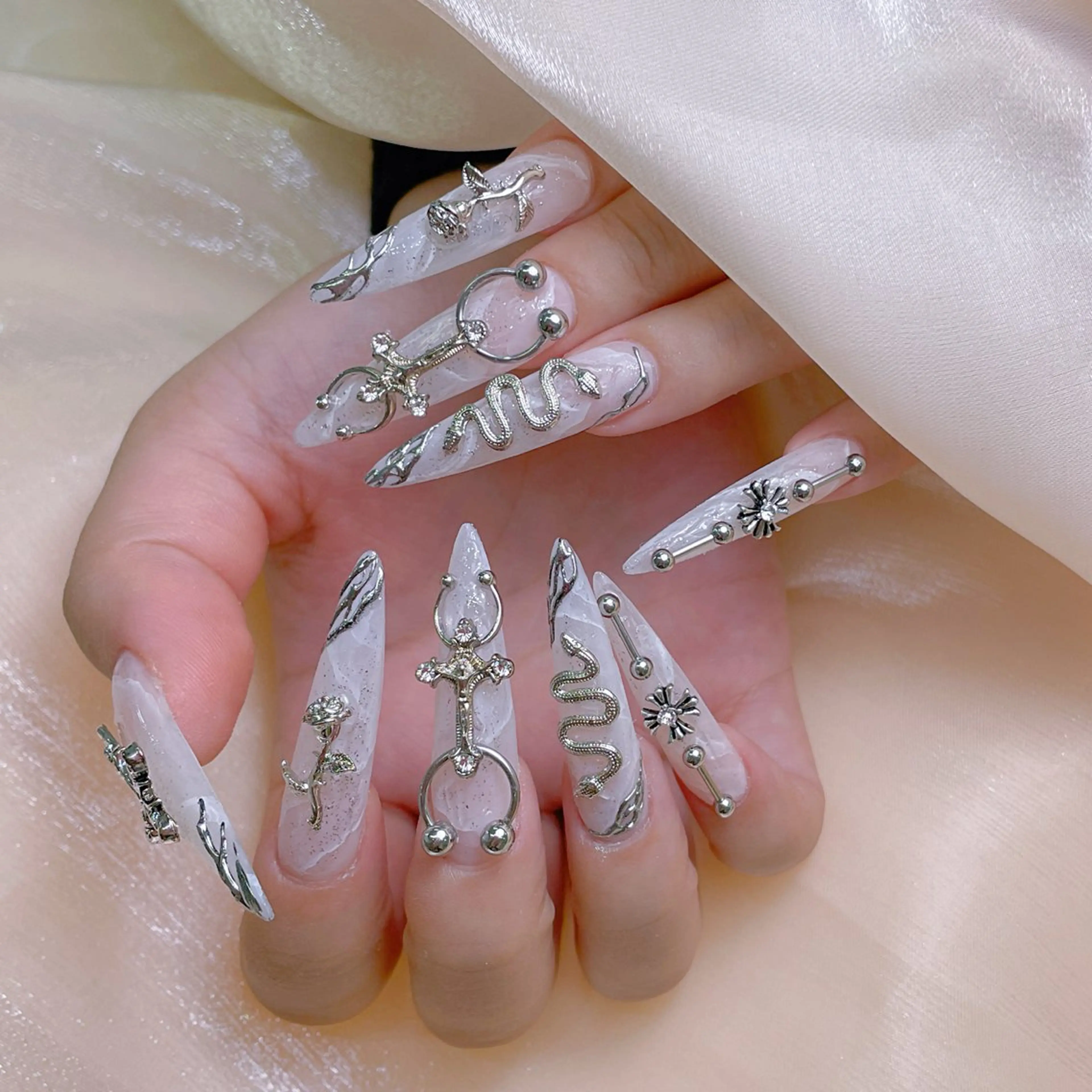 ネイル チークネイル ガーリー キラキラネイル 韓国ネイル スカルプネイル ハンドネイル NailPrincess所属・princess スカルプ専門店のネイルデザイン