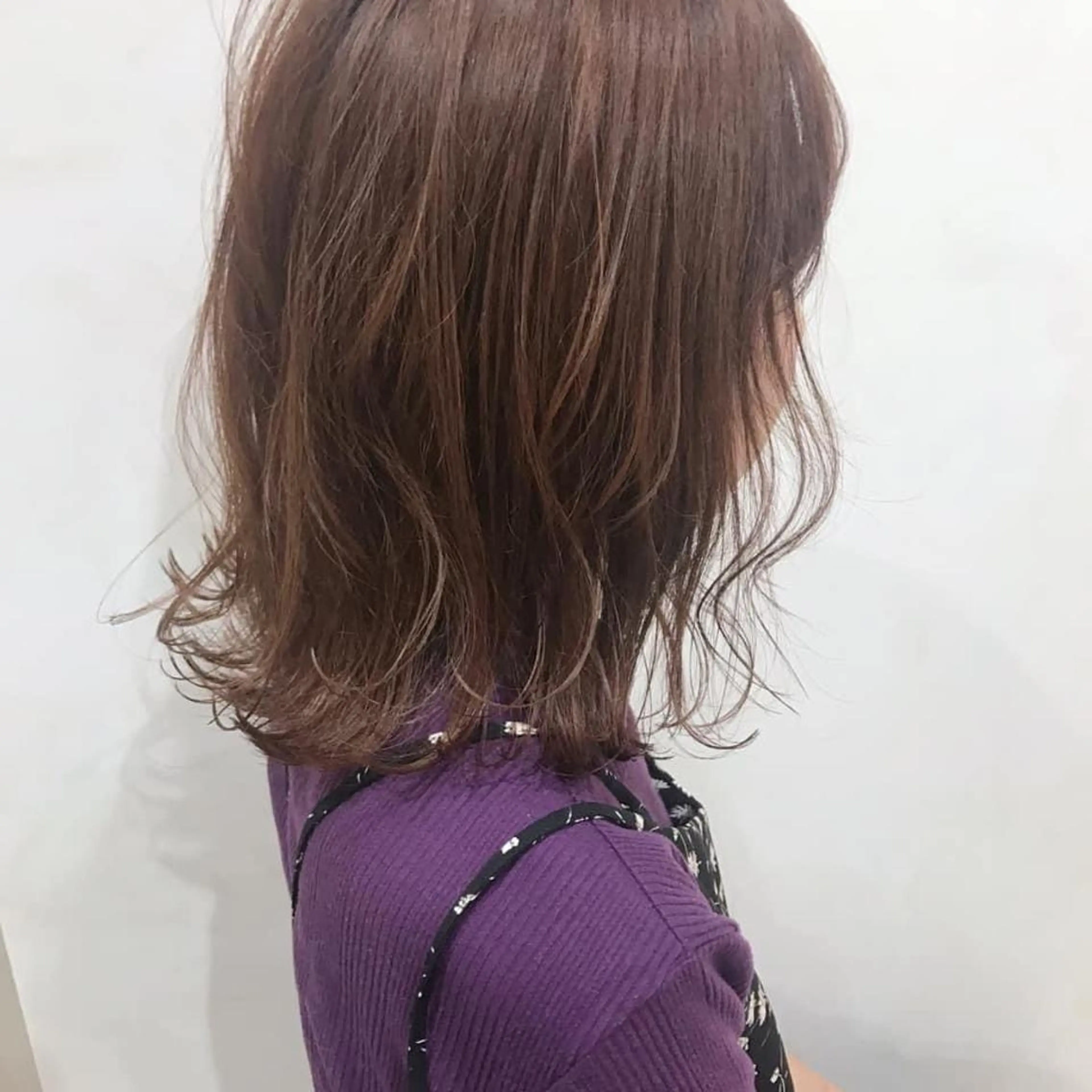 ミディアム ブリーチなしカラー/ 顔周りレイヤーカットのヘアスタイル