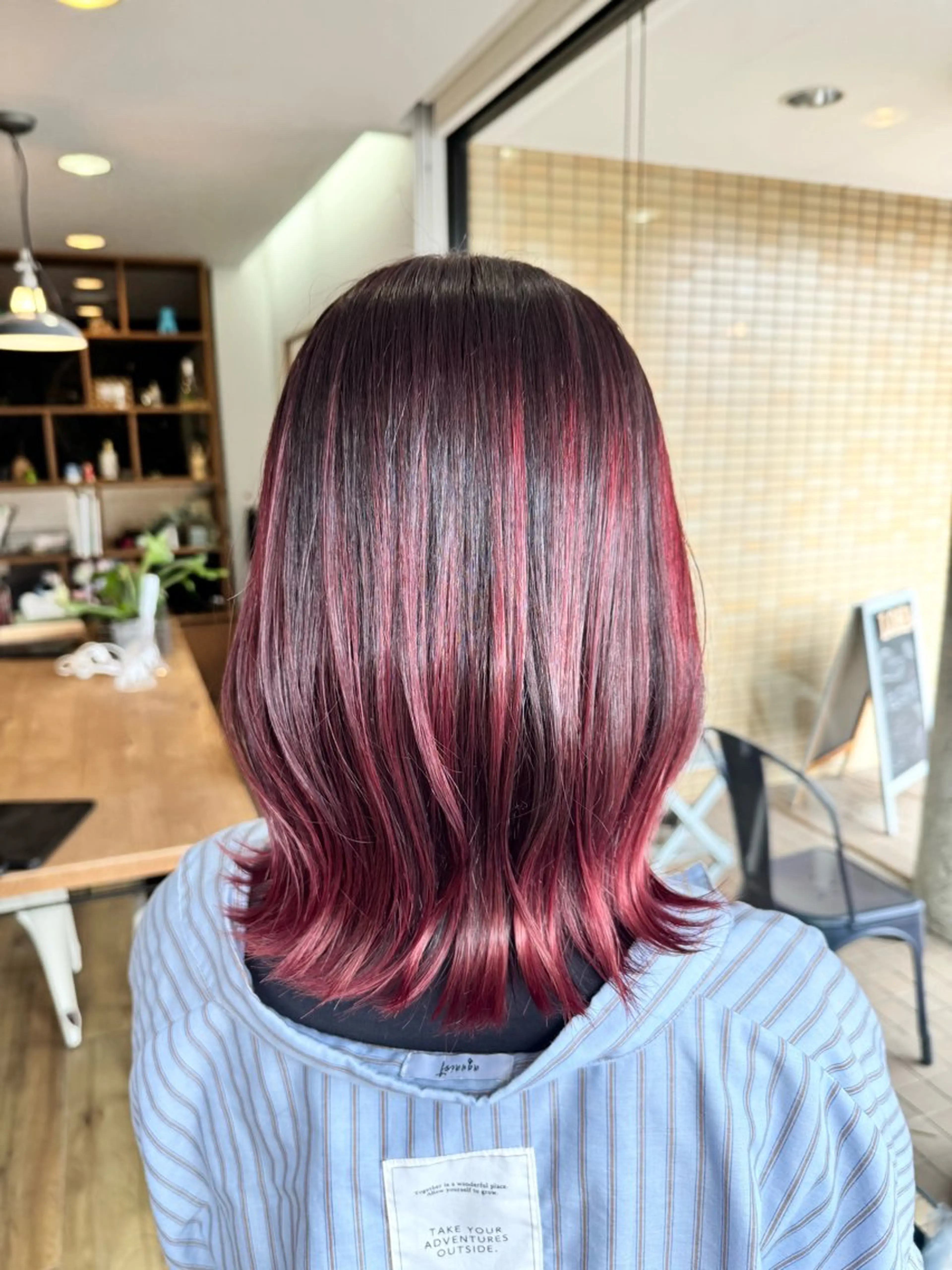 ミディアム カラー ブリーチ ピンクカラー バイオレットカラー バイオレットピンク ヘアカラー トリートメント ツキダテ ユイのヘアスタイル