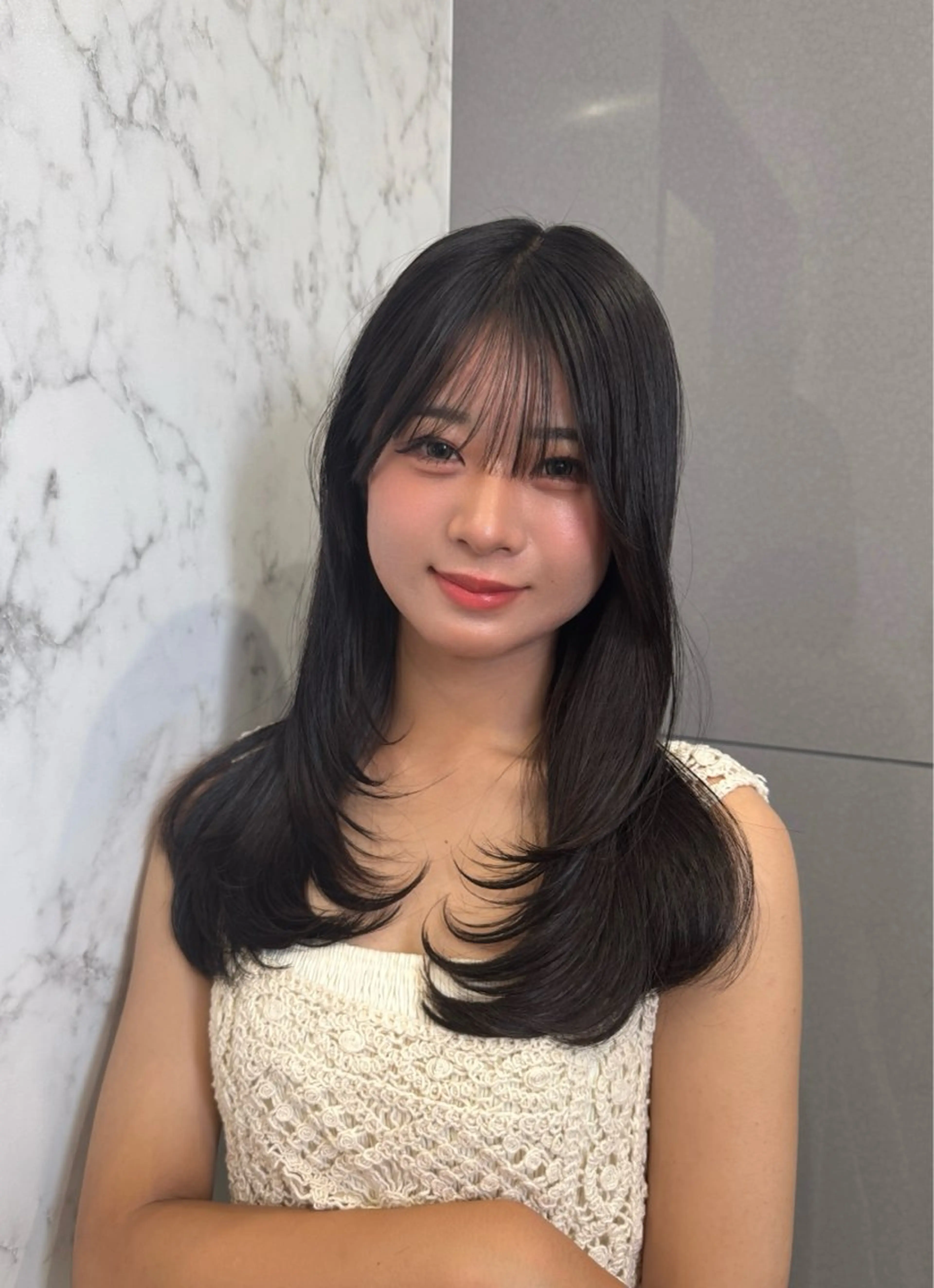 セミロング 𝒀𝒖𝒓𝒊 ハイトーン/艶髪✨のヘアスタイル