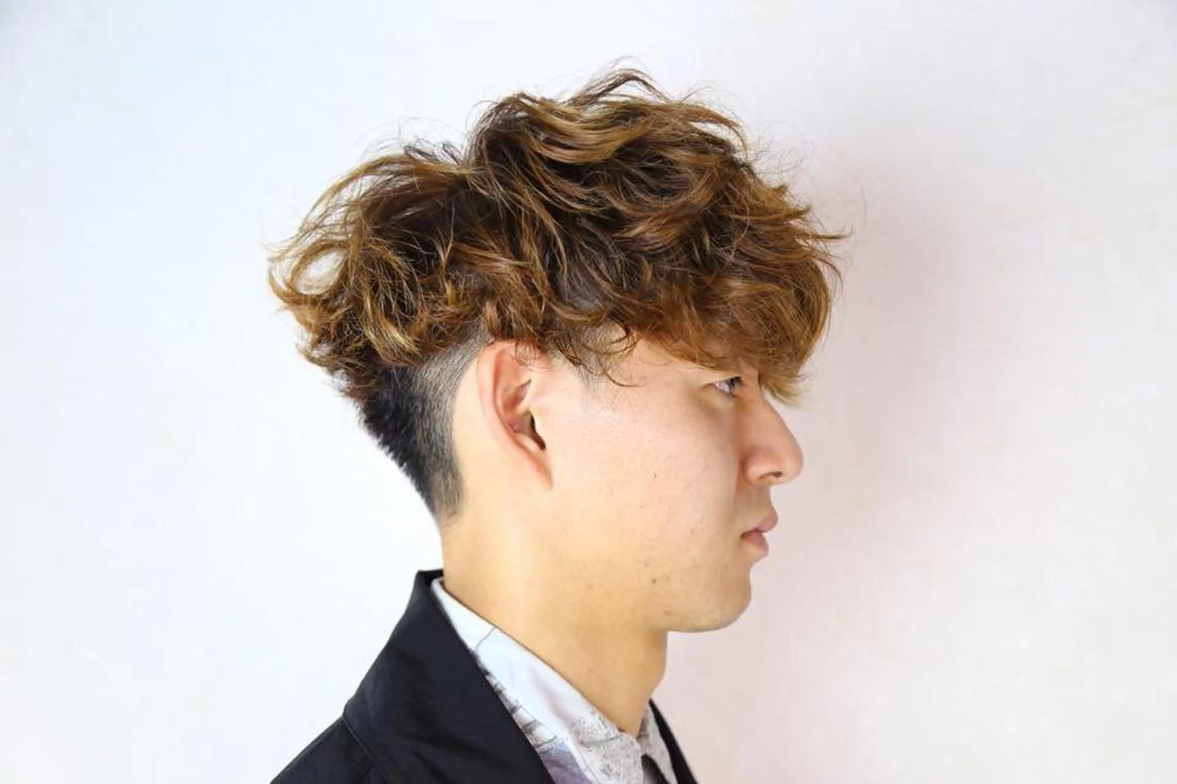 ショート カラー パーマ メンズ マッシュ メンズパーマ 刈り上げ 外ハネヘア Vir by browのヘアスタイル