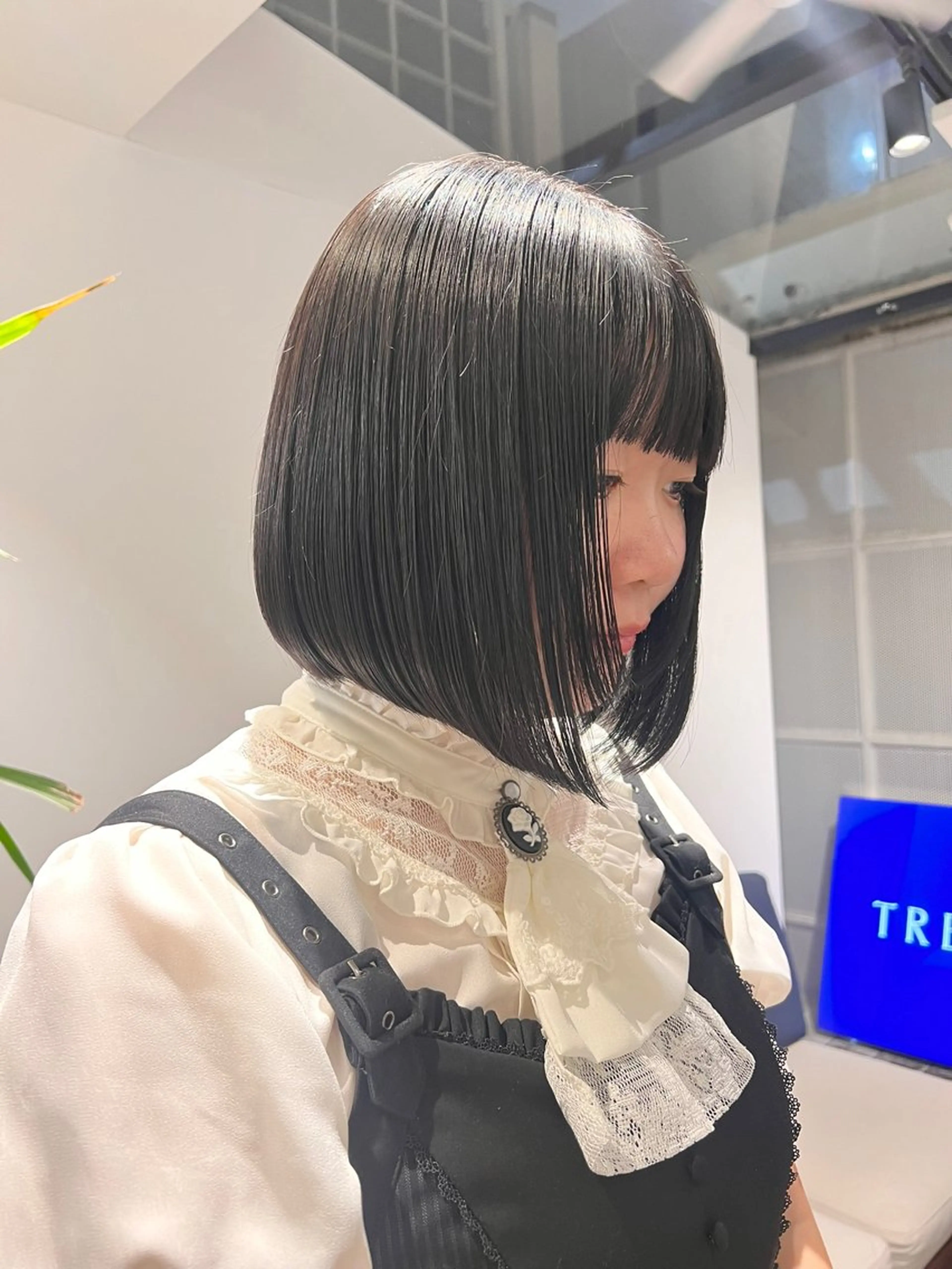 ミディアム ボブ 顔周りカット 姫カット 小顔カット 透明感ハイトーン ×パーマ/mikuのヘアスタイル