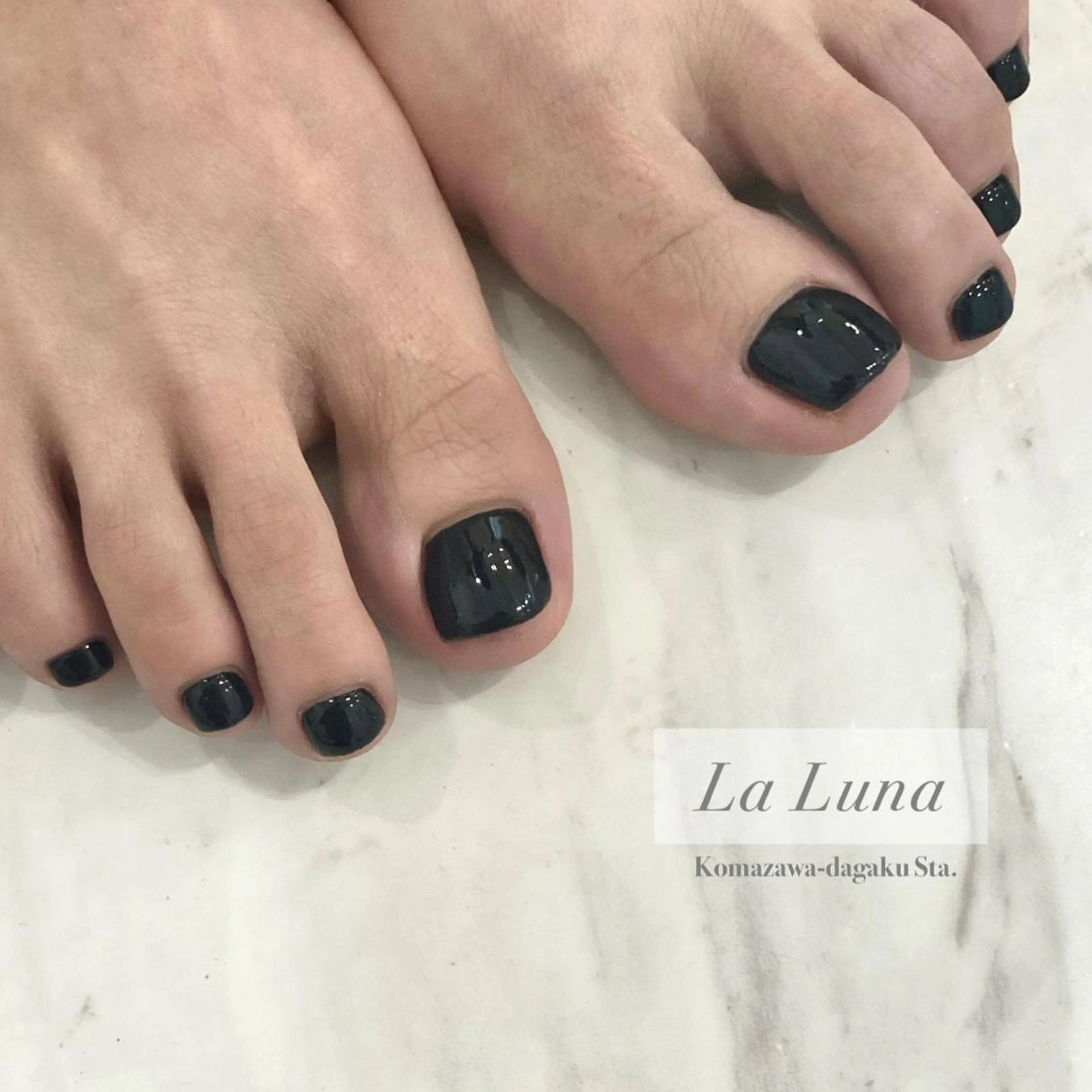 ネイル ワンカラーネイル フットネイル ＬａＬｕｎａ🌙 natsukiのネイルデザイン