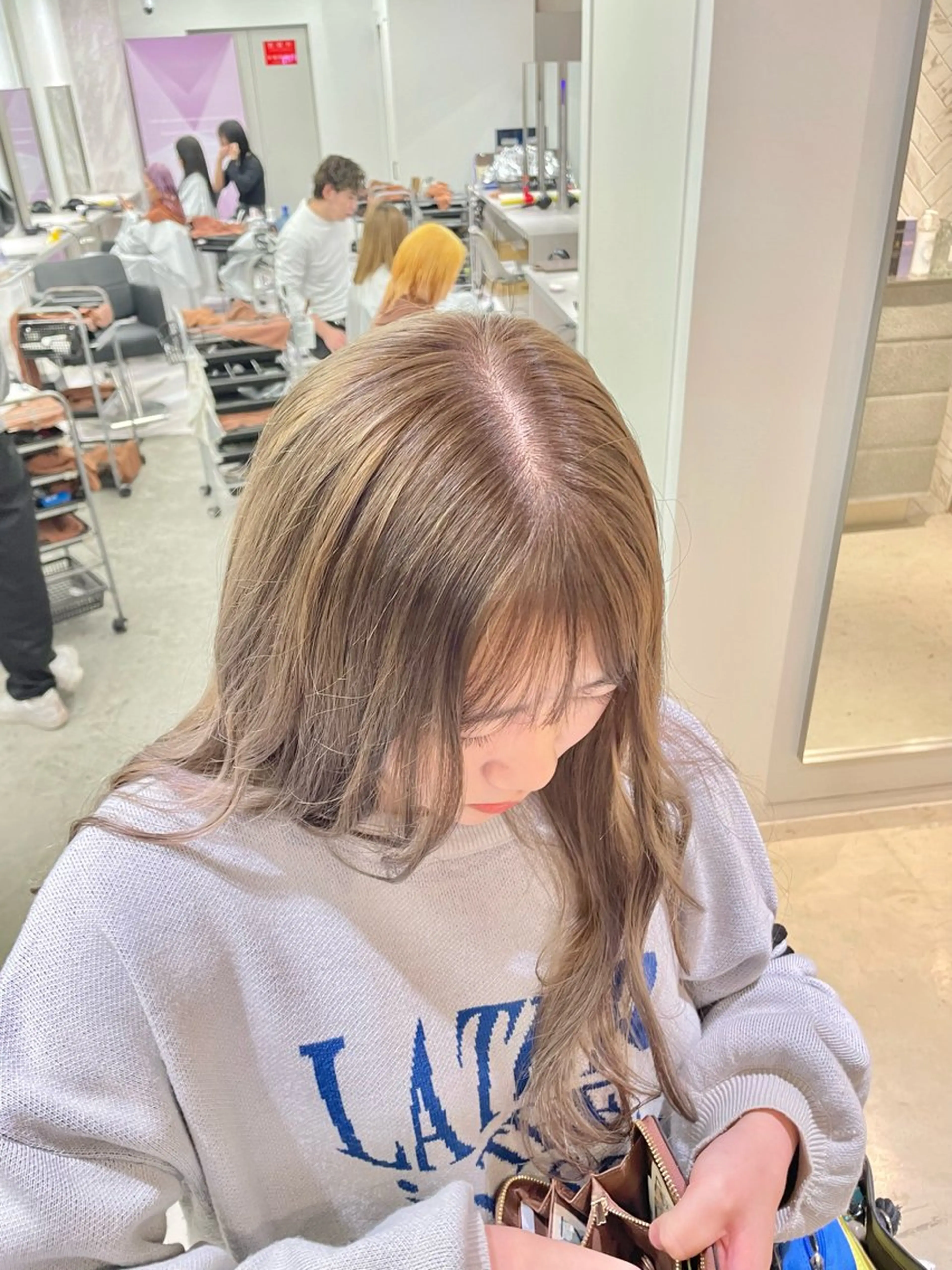 ロング カラー ベージュカラー ミルクティーベージュ ヘアカラー トリートメント ブリーチ＆波巻パーマ /飯牟田/GEAR.のヘアスタイル