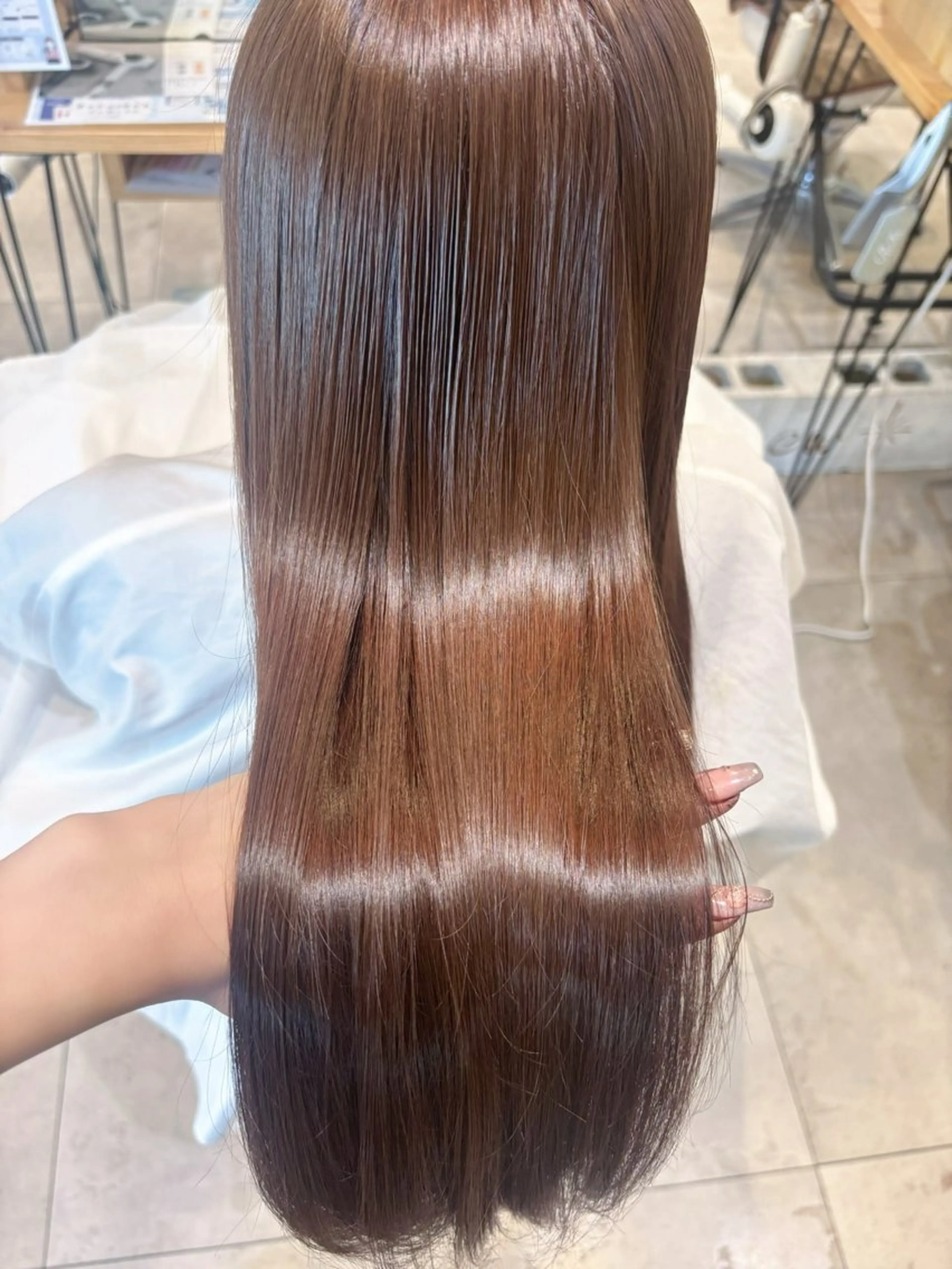 ロング カラー ベージュカラー ブリーチ ケアブリーチ デザインカラー ダブルカラー カット ヘアカラー トリートメント 肌に馴染むハイトーン /ミルクティーカラーのヘアスタイル