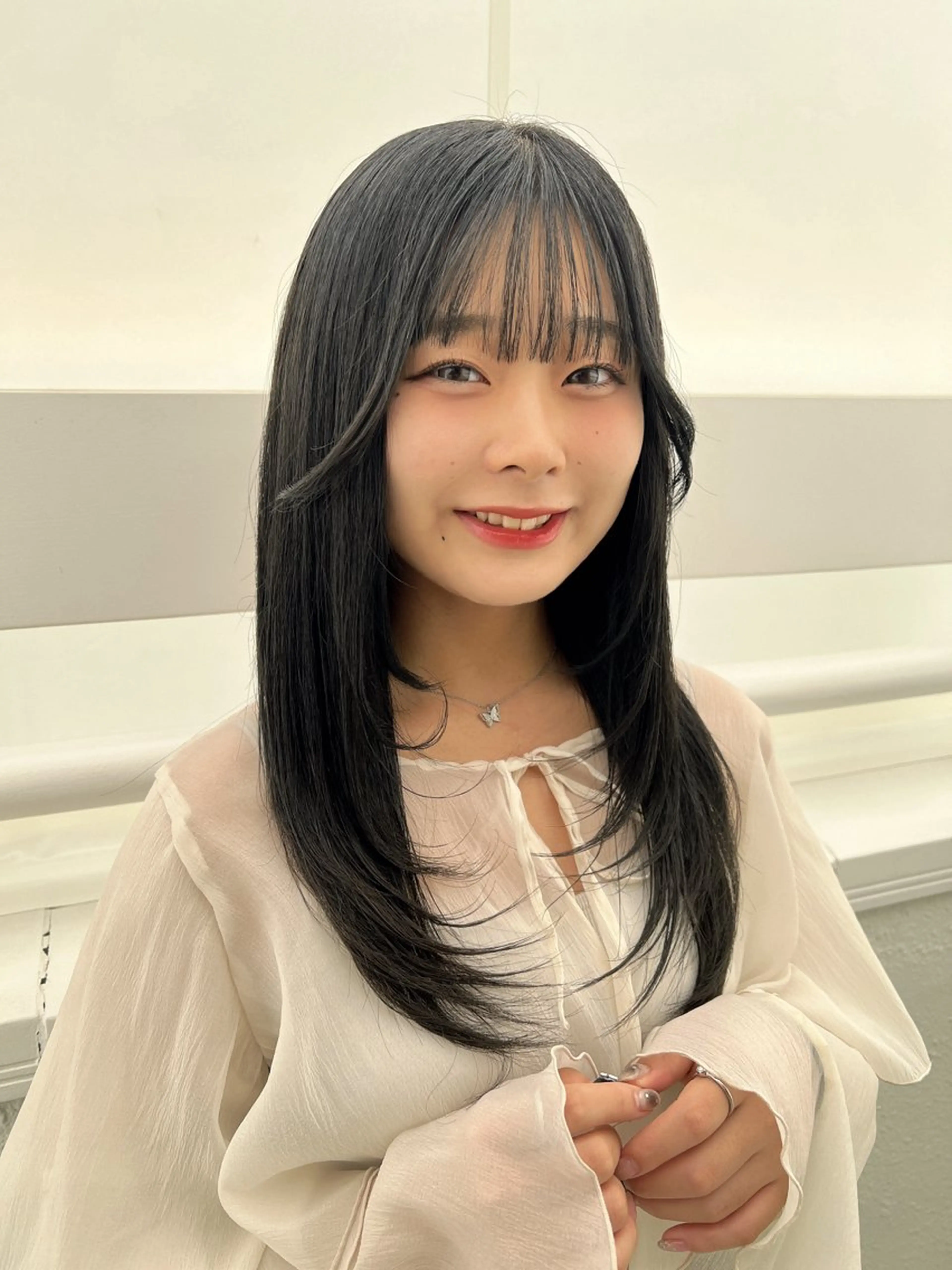 ミディアム カラー 黒髪 ブルーカラー ブルーブラック 透明感カラー 顔まわりレイヤー カット ヘアカラー トリートメント 原宿/美髪カラー 🫧TAISEIのヘアスタイル