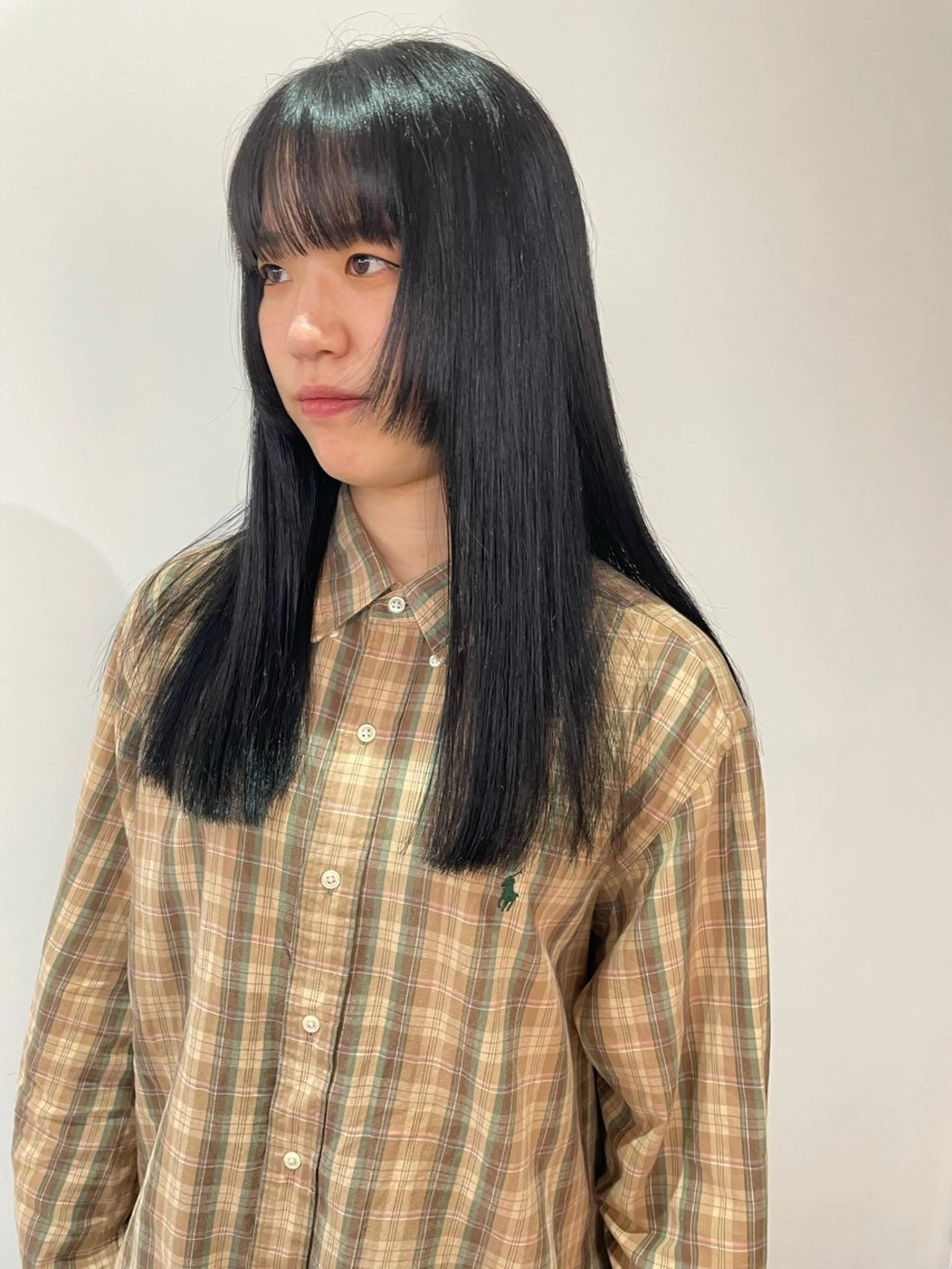 セミロング カラー 黒髪 ブルーカラー ブルーブラック 透明感カラー 顔まわりレイヤー ヘアカラー トリートメント MIU/ルーツカラー ボブ/顔周りレイヤーのヘアスタイル