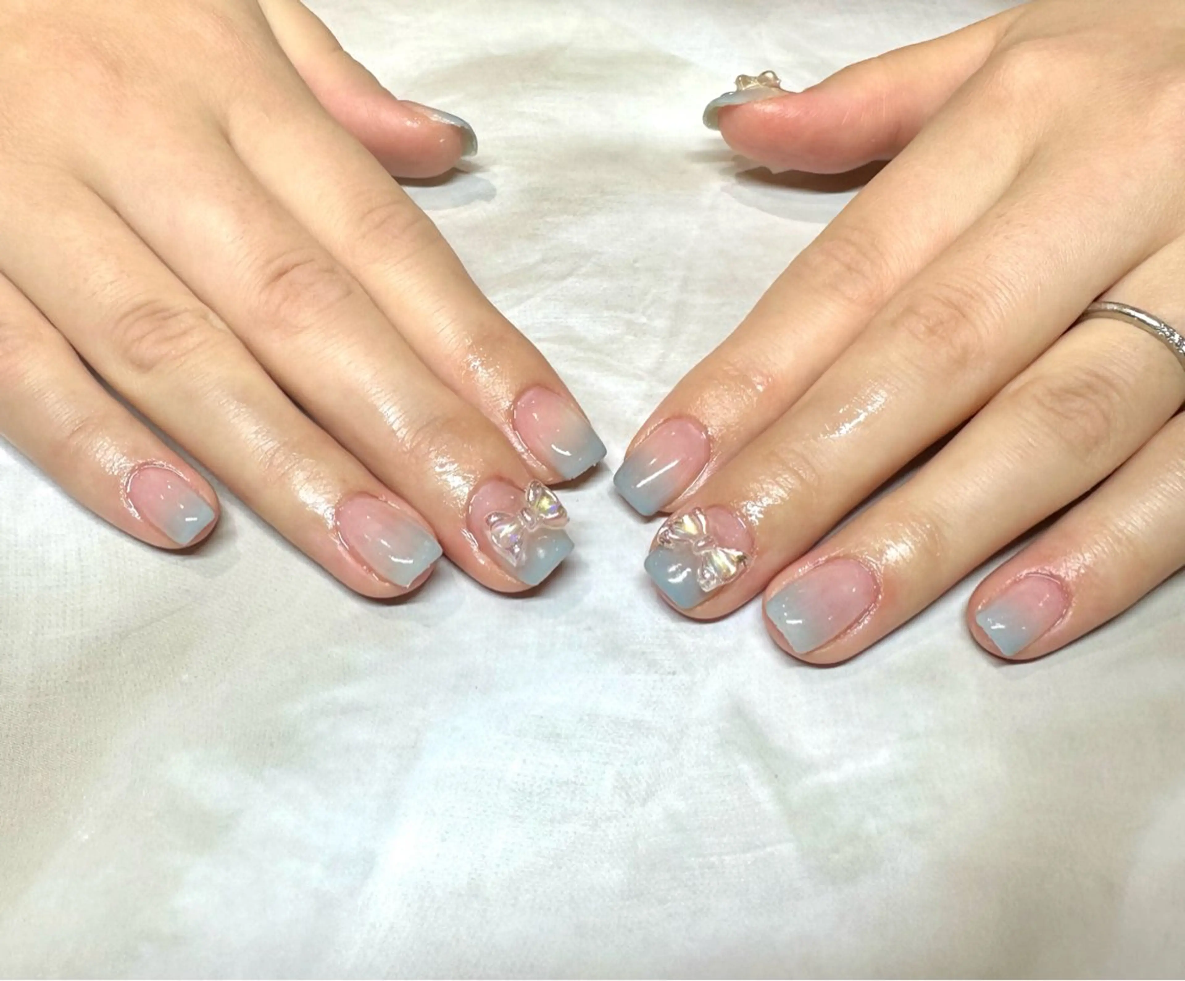 ネイル ブルー グラデーション リボン ハンドネイル Tanemoto所属・Ueda Rieのネイルデザイン