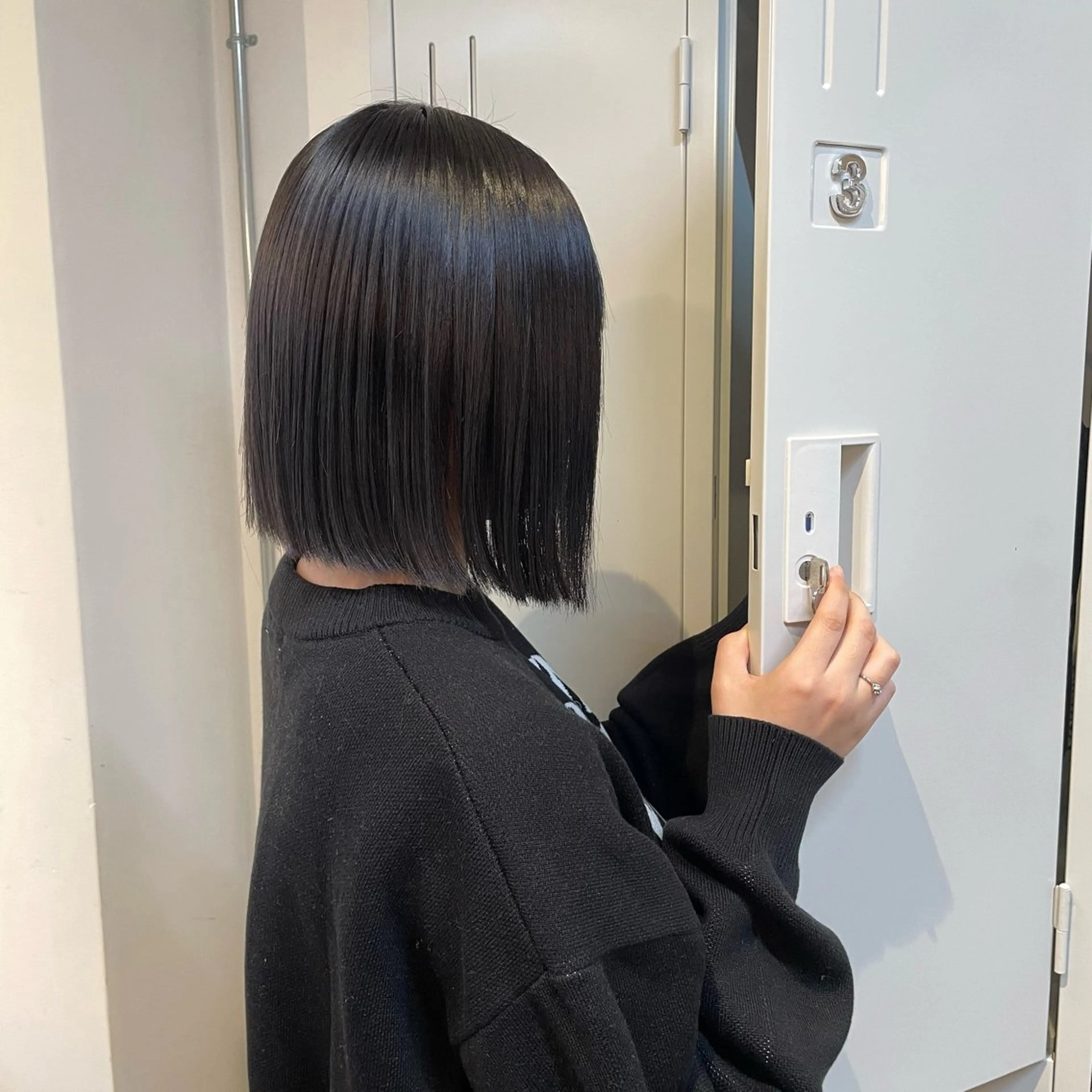 ショート ボブ mina / 透明感ベージュカラーのヘアスタイル