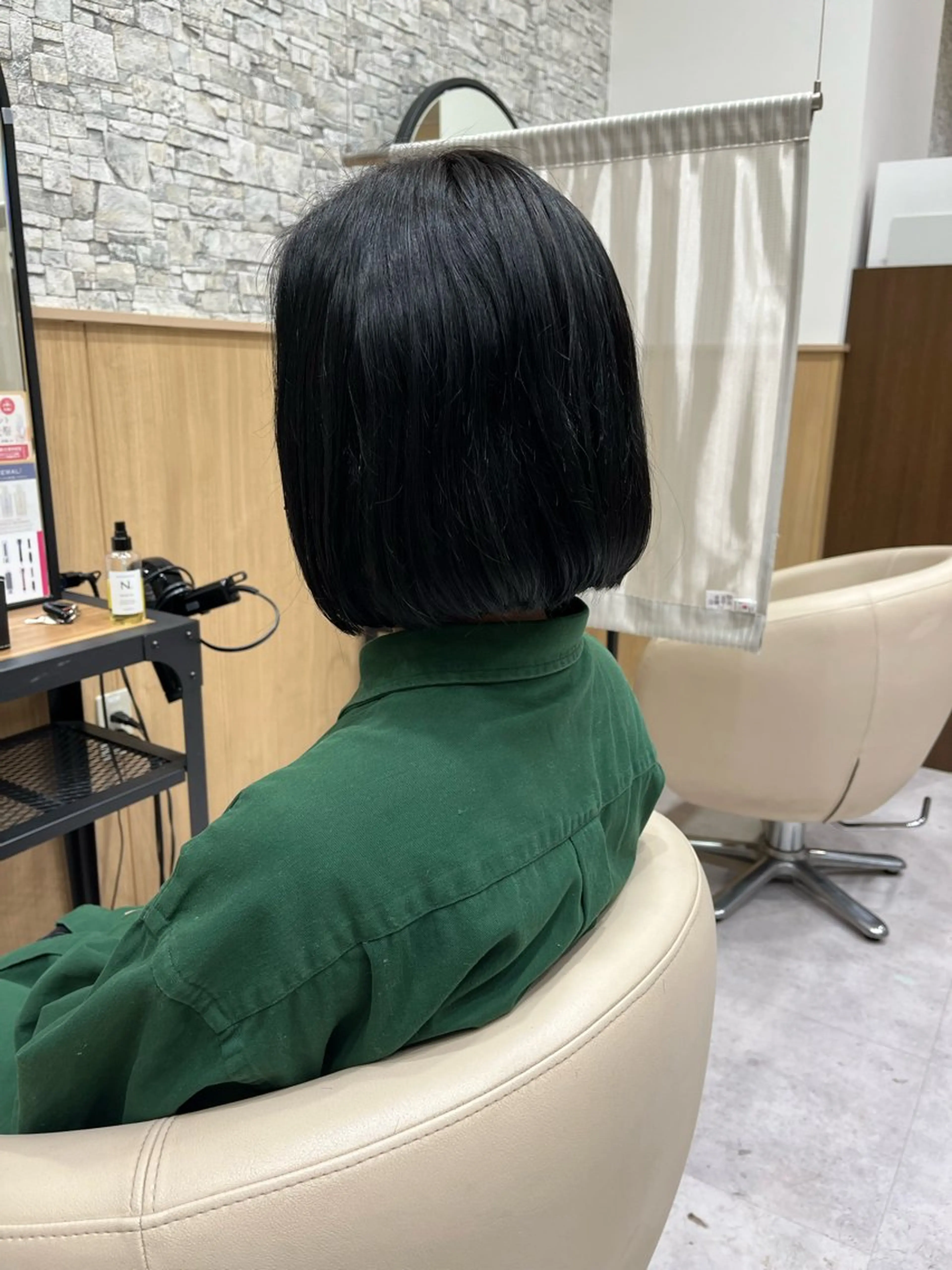 ショート カラー 切りっぱなしボブ 黒髪 ブルーカラー ブルーブラック ボブ 布澤 瑠夏のヘアスタイル