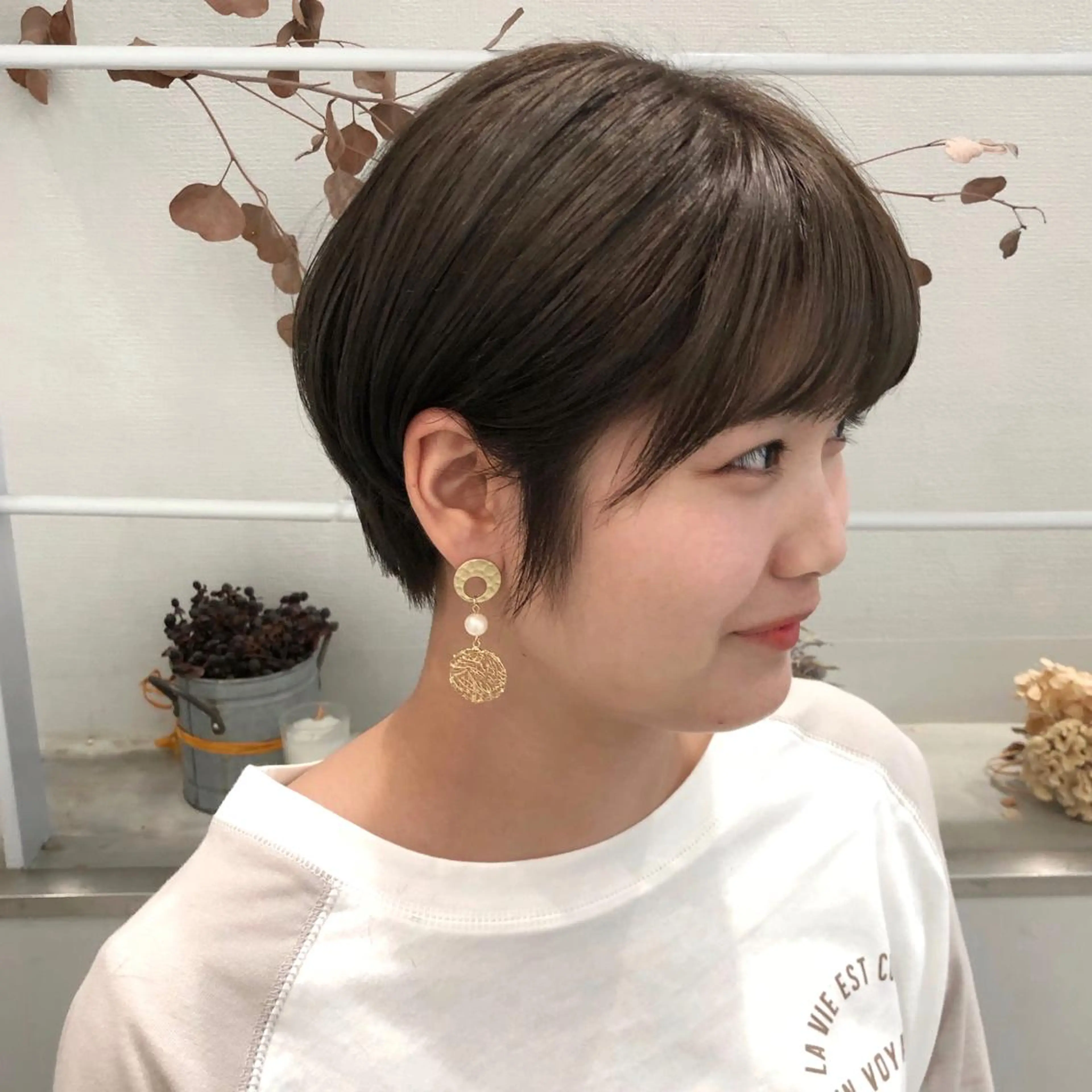 ショート カラー ブリーチ グレージュ オリーブグレージュ オリーブグレー 柏木  彩花のヘアスタイル