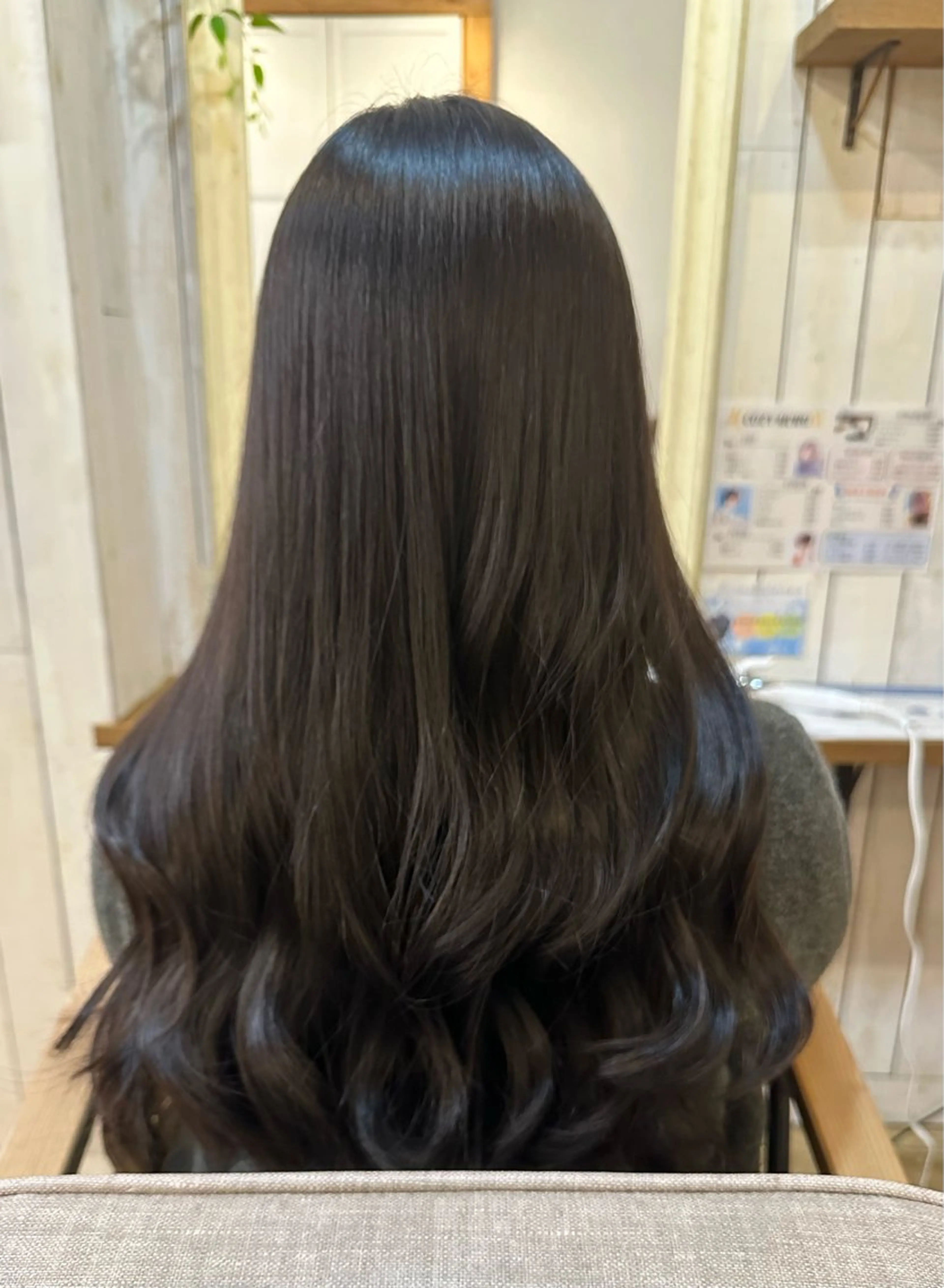 セミロング カット ヘアカラー トリートメント 髪質改善／艶髪/ 透明感カラー/サラのヘアスタイル