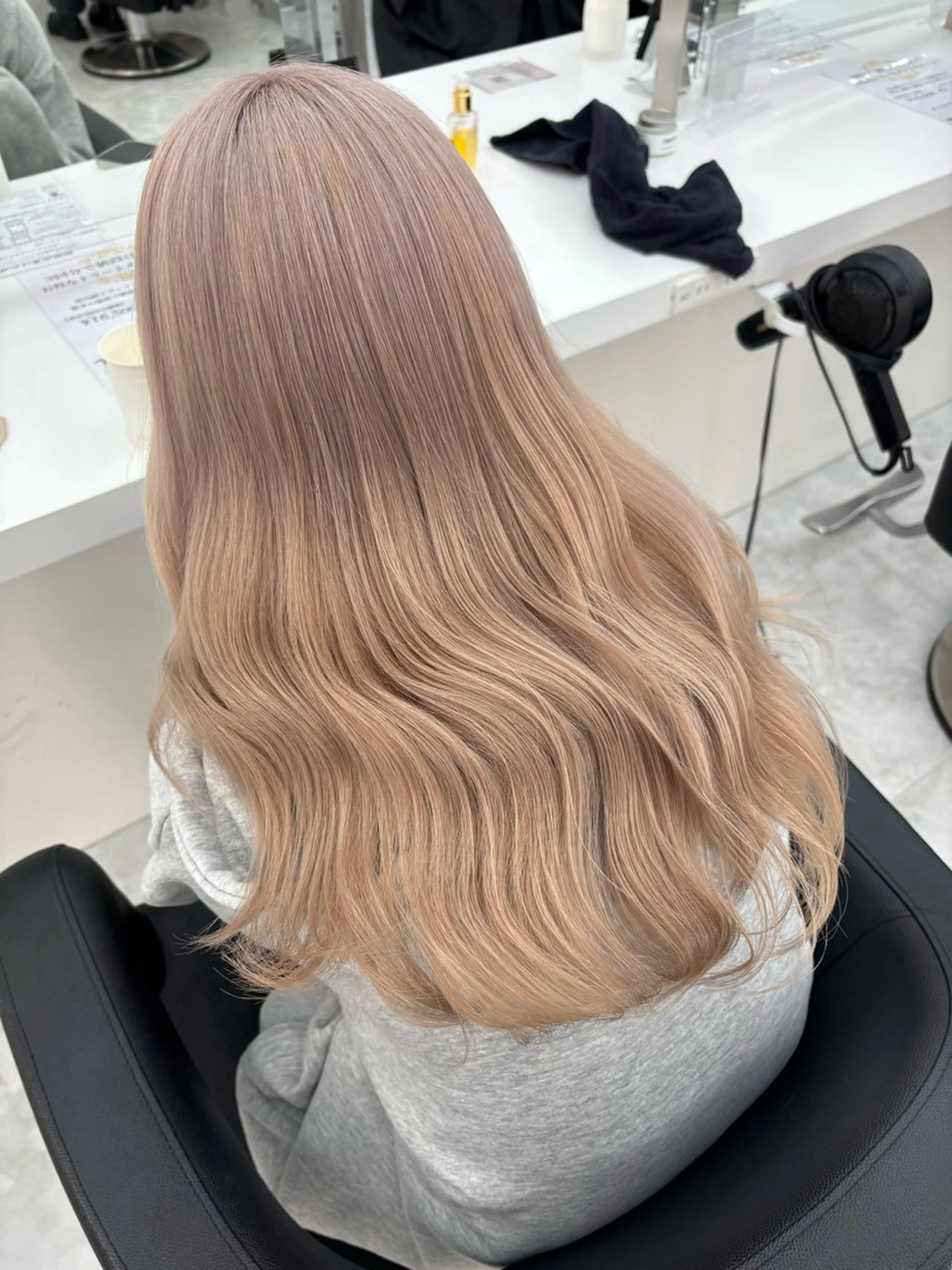 ロング カラー 🖤ハイトーン× レイヤー🖤SARAのヘアスタイル