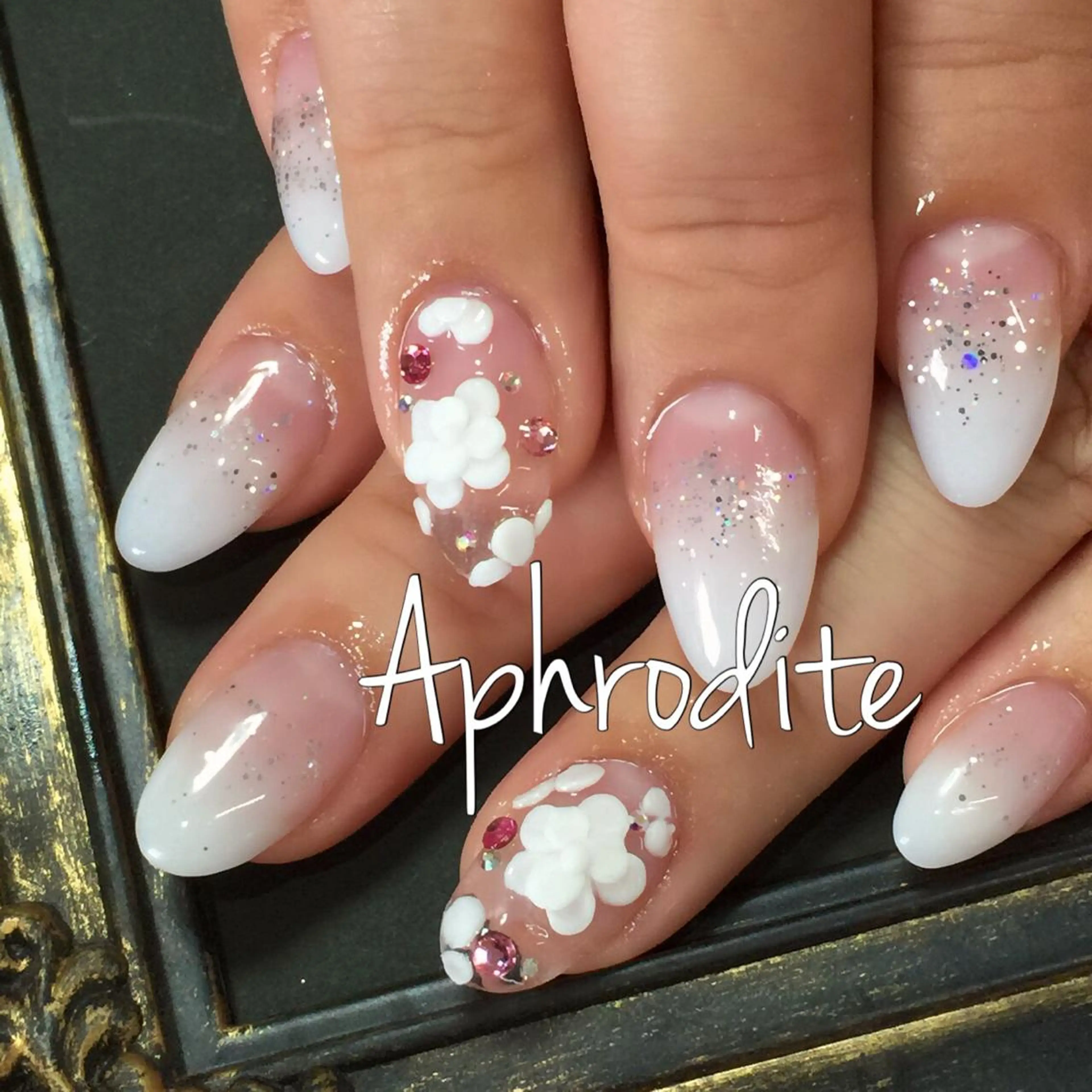 ミディアム ネイル APHRODITE Nagisaのネイルデザイン