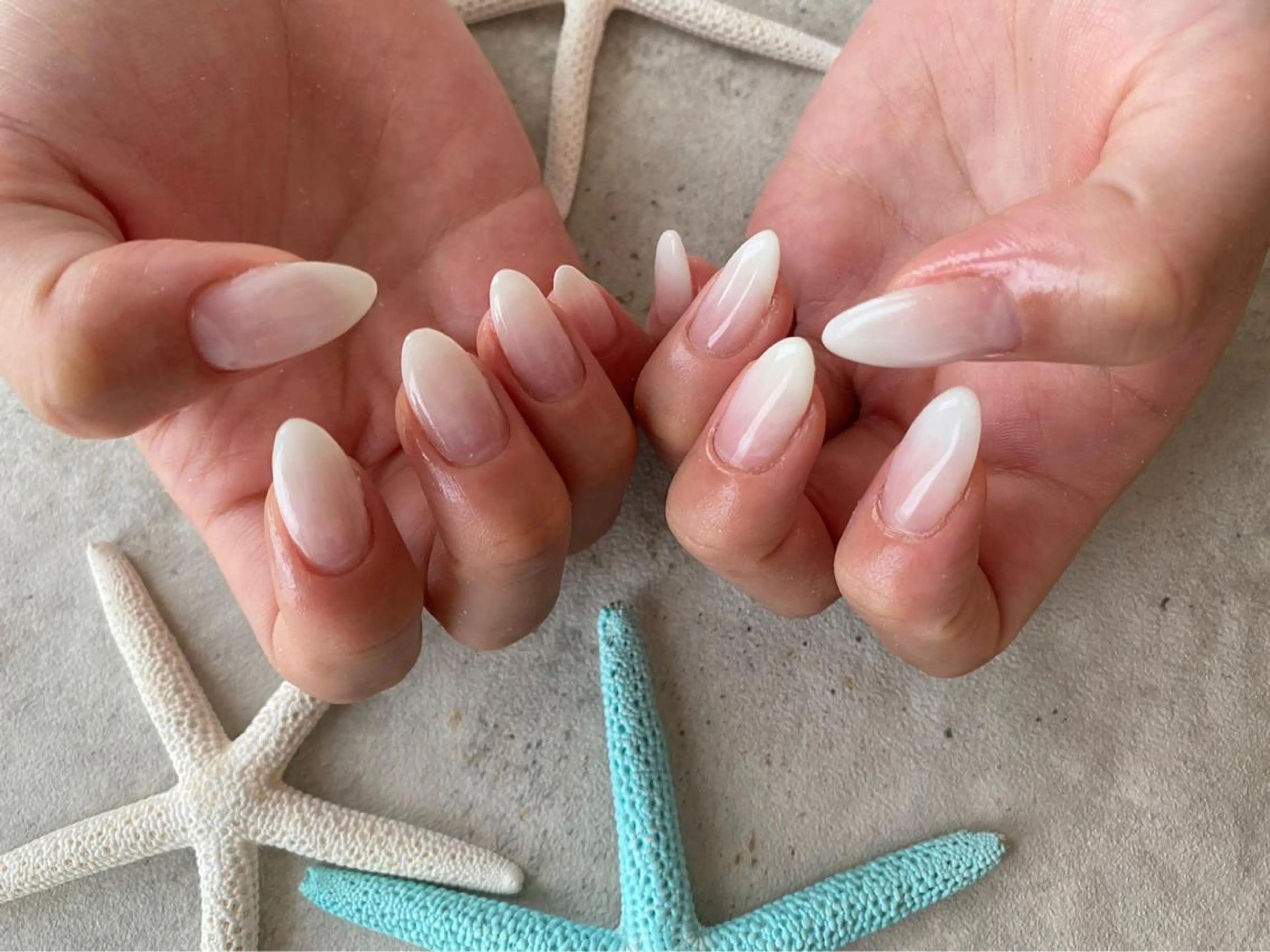 カラー ネイル グラデーションカラー グラデーション ホワイト ハンドネイル ëmma nail_ by chulaのネイルデザイン