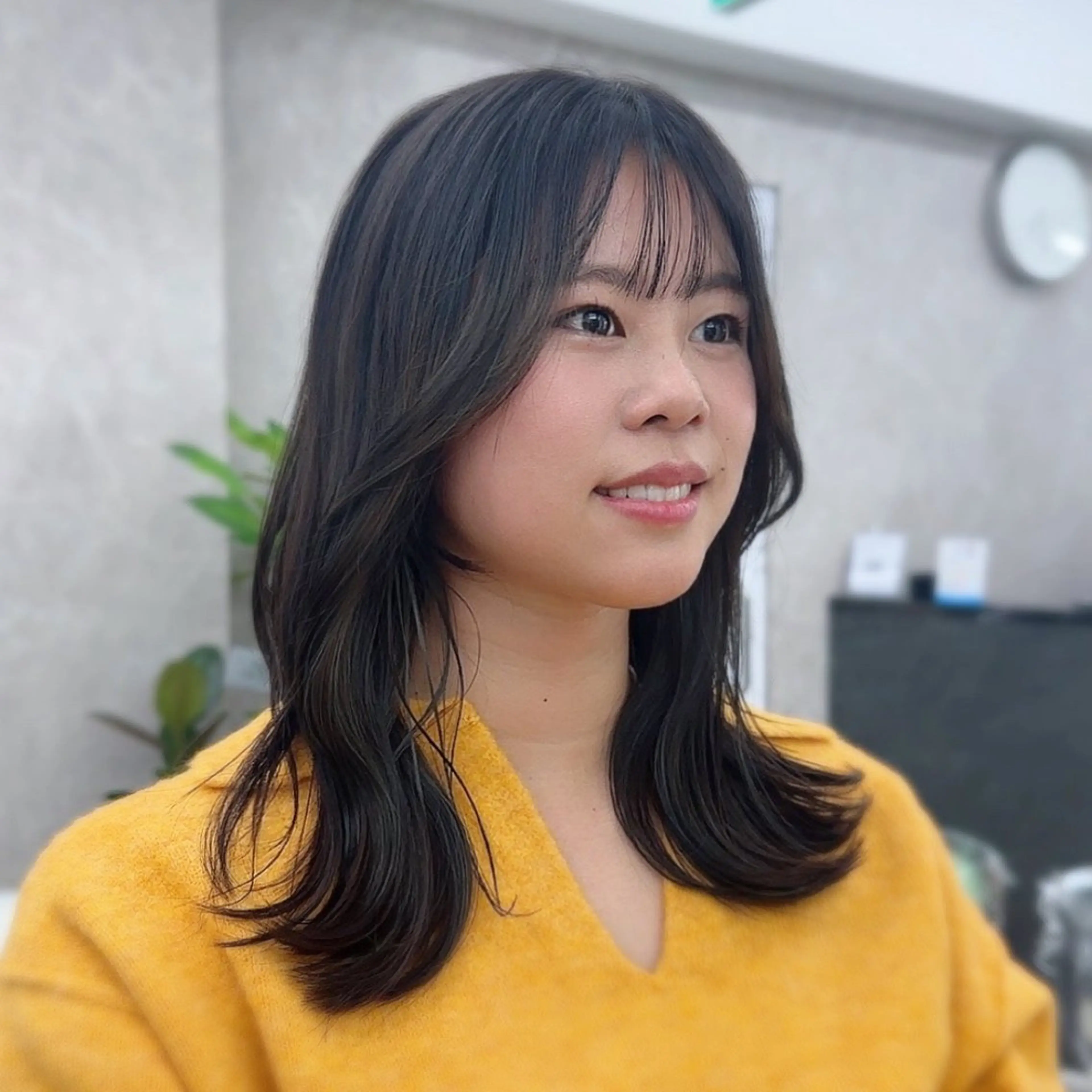 セミロング 顔まわりレイヤー 顔周りカット 韓国風ヘア レイヤーカット カット ヘアカラー トリートメント なんば/透明感カラー 韓国ヘア/田之上千尋のヘアスタイル