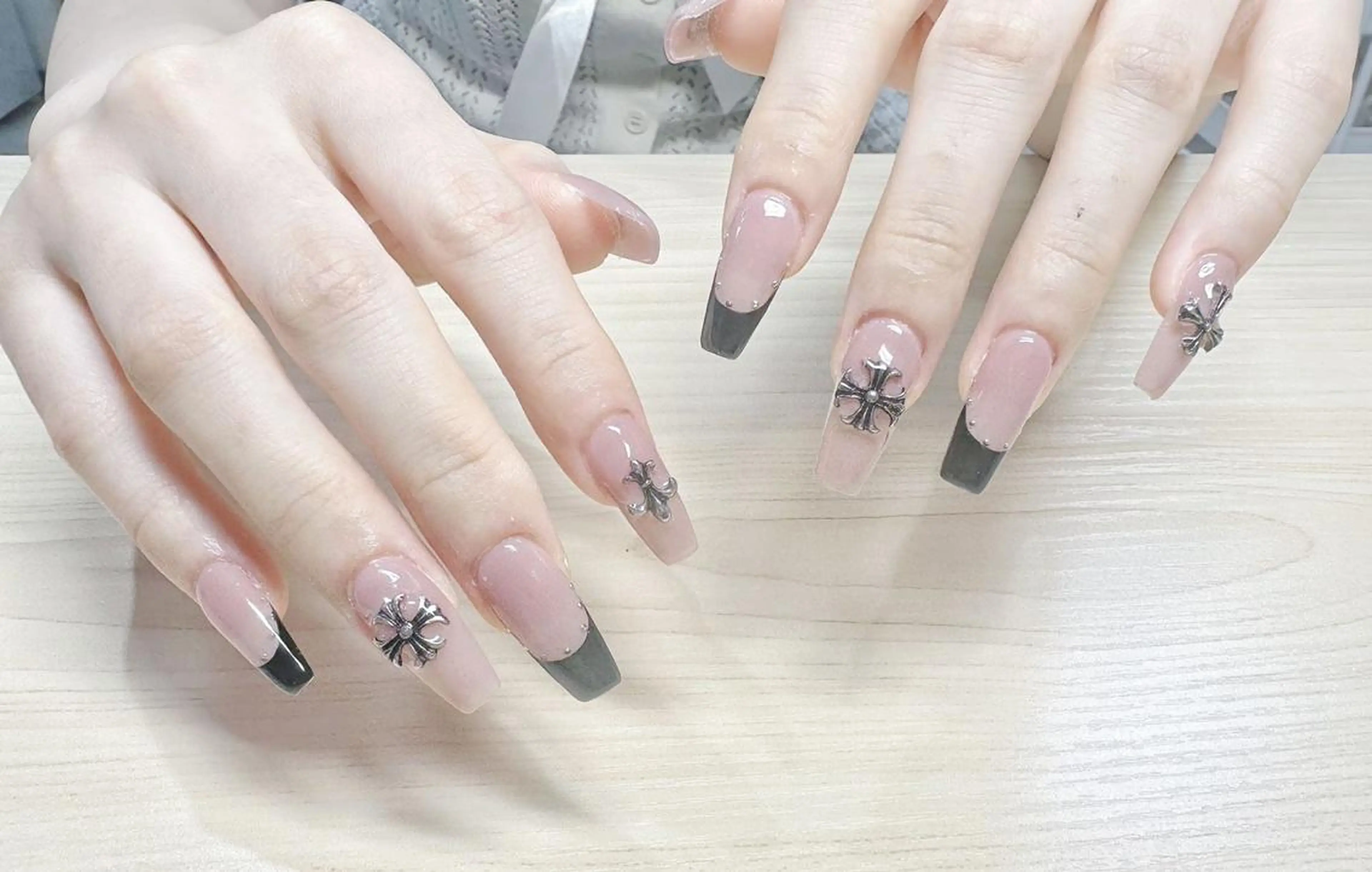 ネイル オーロラネイル 長さ出し フレンチネイル ガーリー キラキラネイル ハンドネイル ハンドケア NANAKO 🌼のネイルデザイン