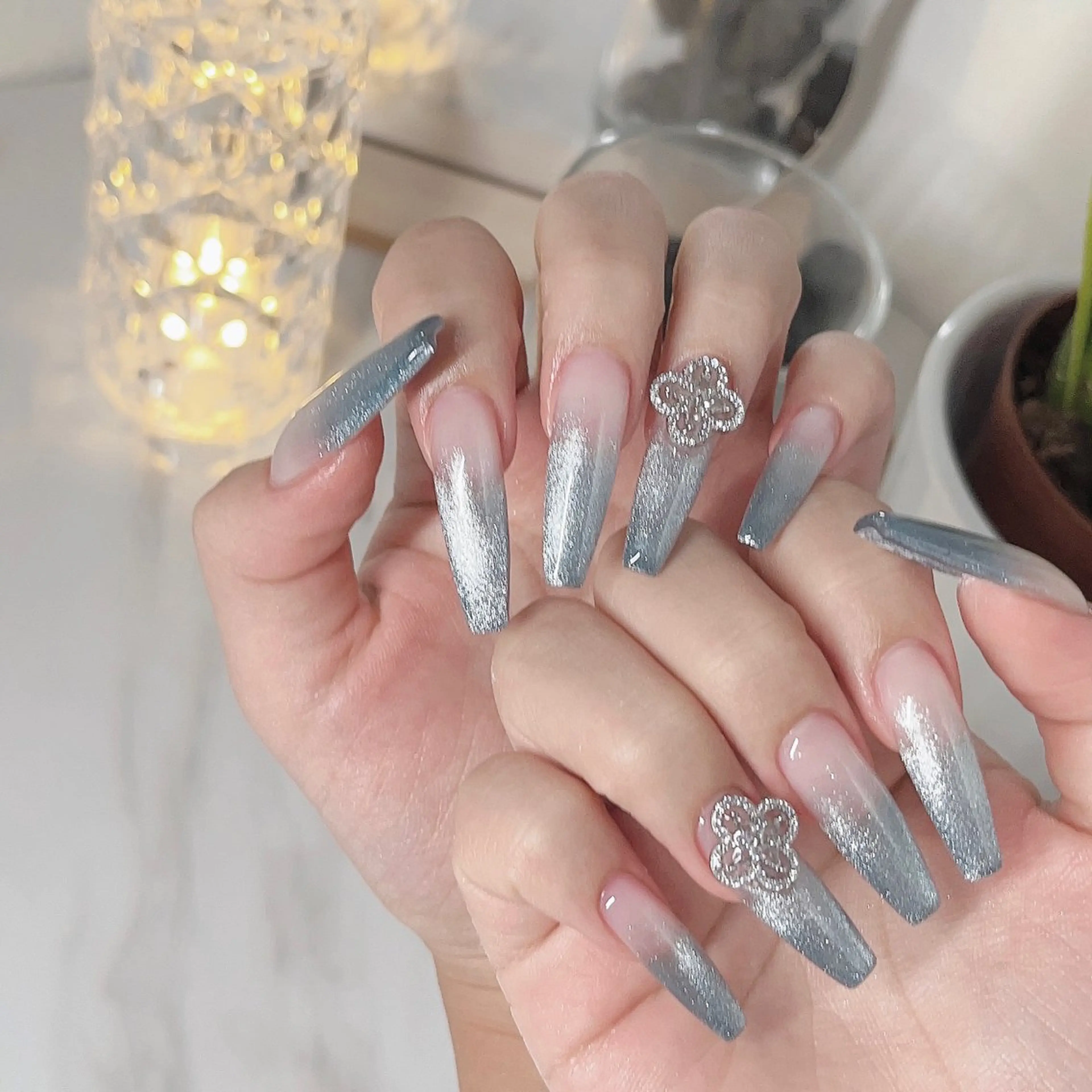 ネイル フットネイル フレンチネイル ジェルネイル ラメ(グリッター) ラメグラデーション ハンドネイル NEO Beauty Salon所属・𝐍𝐄𝐎 𝐉𝐔𝐑𝐈のネイルデザイン