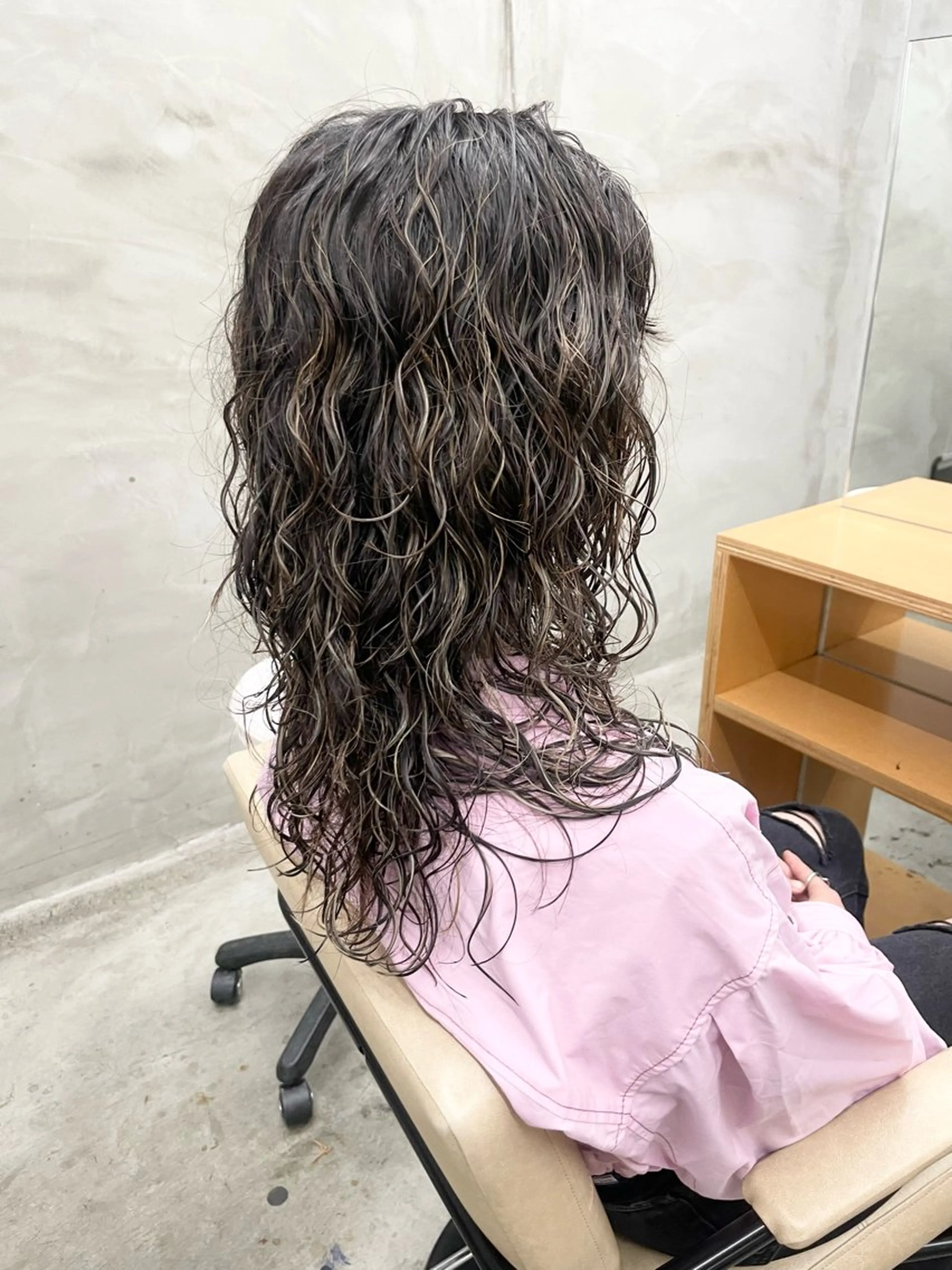 ロング パーマ ボブ ハイライト レイヤーカット カット パーマ トリートメント スパイラルパーマ 🌐hina⭐️のヘアスタイル