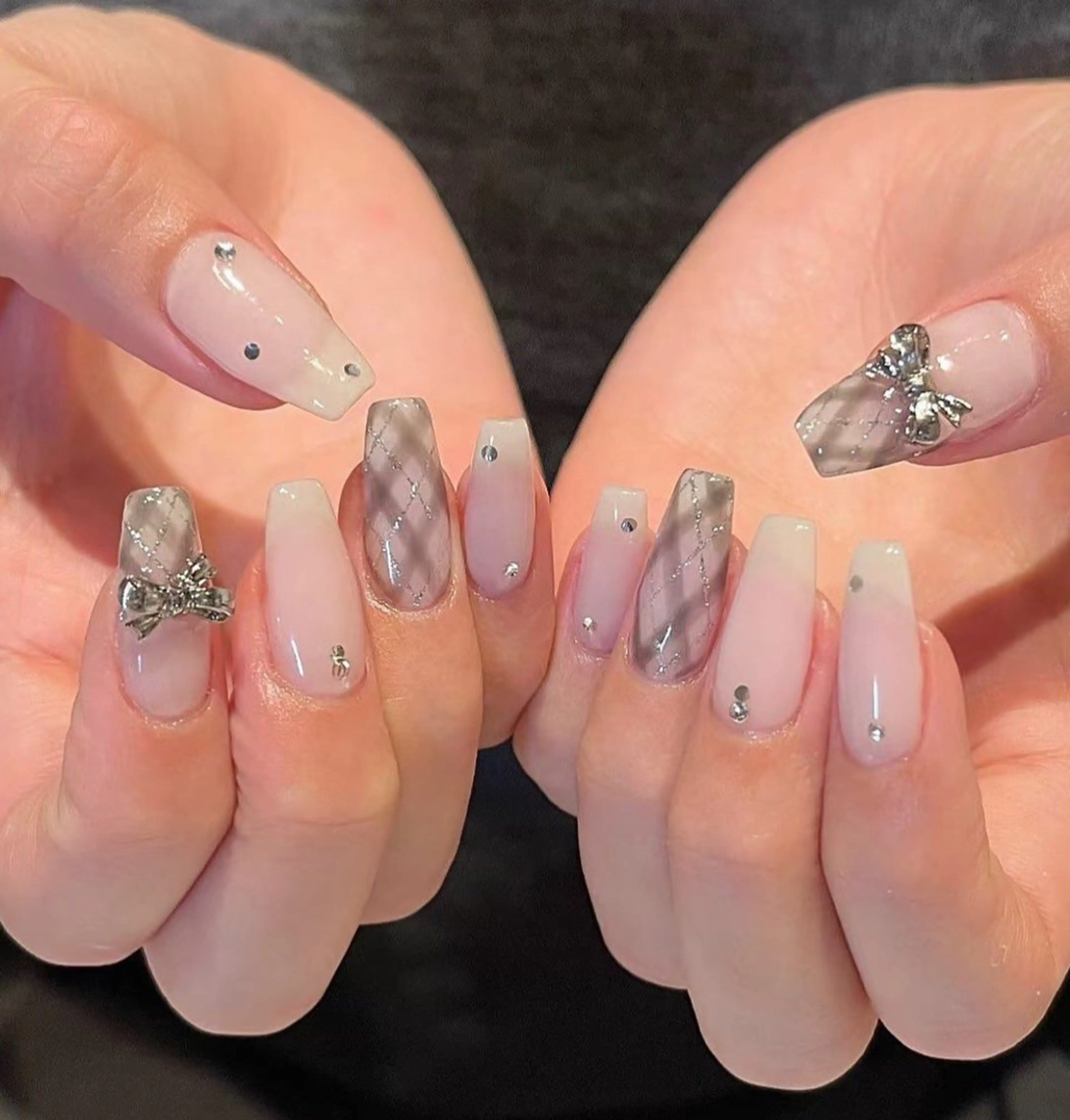 ネイル アートネイル 長さ出し ジェルネイル マグネットネイル ニュアンスネイル ハンドネイル Kanao_ CloudyChanのネイルデザイン