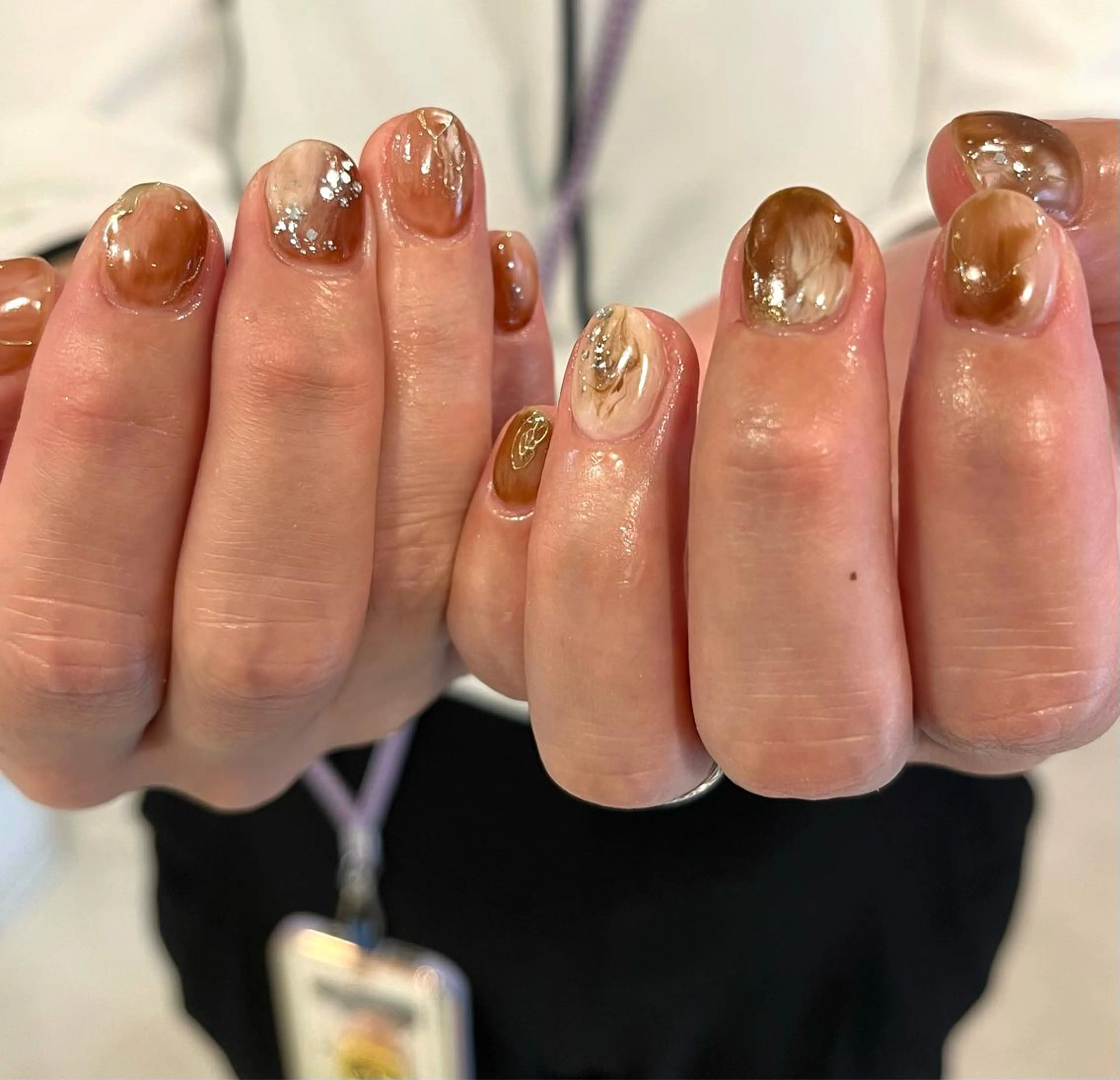 ネイル ブラウン キラキラネイル ニュアンスネイル オフィスネイル ハンドネイル para ☀︎ sol by BECK所属・Para Sol nail　Maoのネイルデザイン
