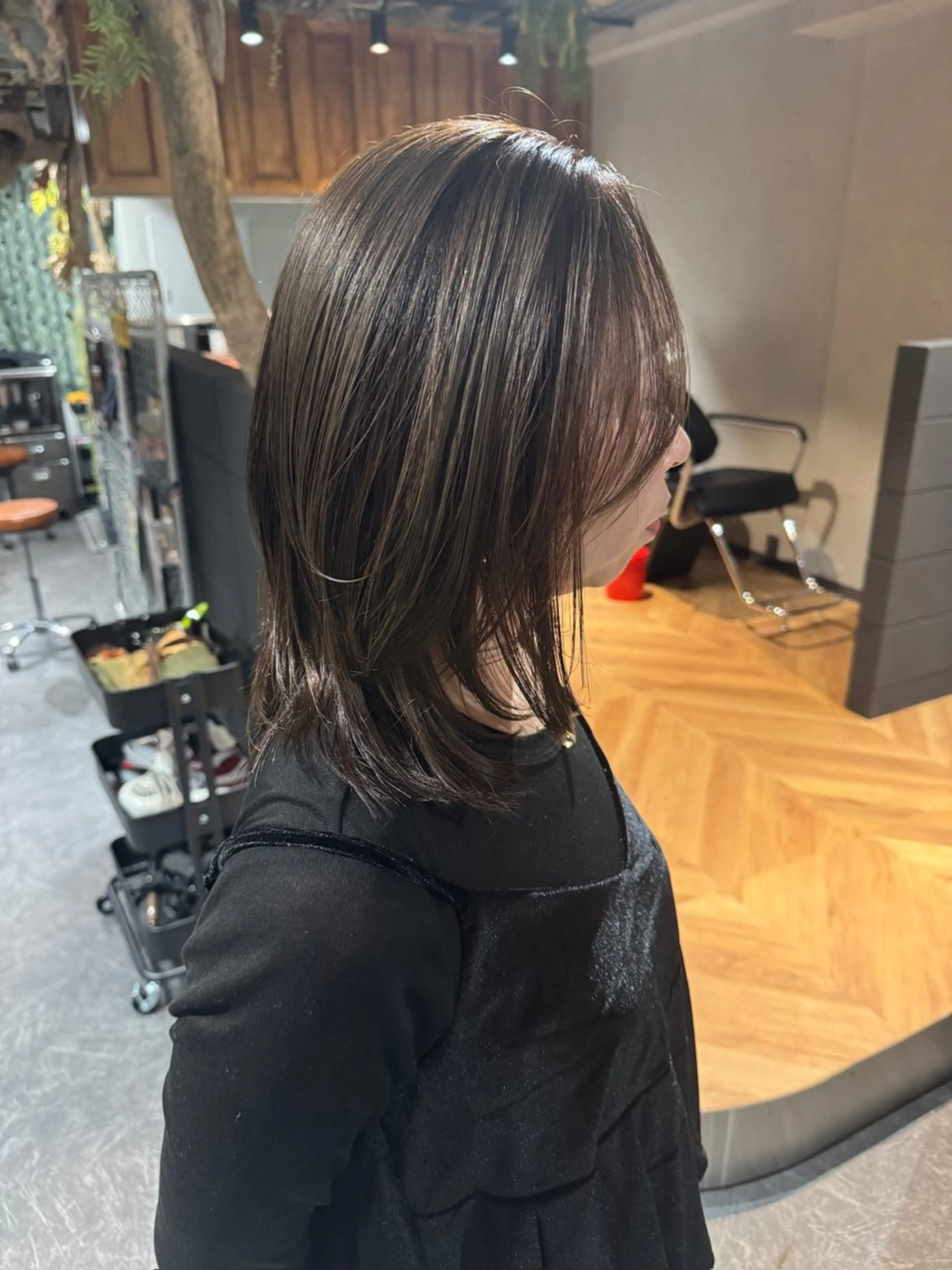 ミディアム カラー アディクシーカラー ベージュカラー ブリーチ ケアブリーチ 透明感カラー カット ヘアカラー トリートメント ravens デザインカラーのヘアスタイル